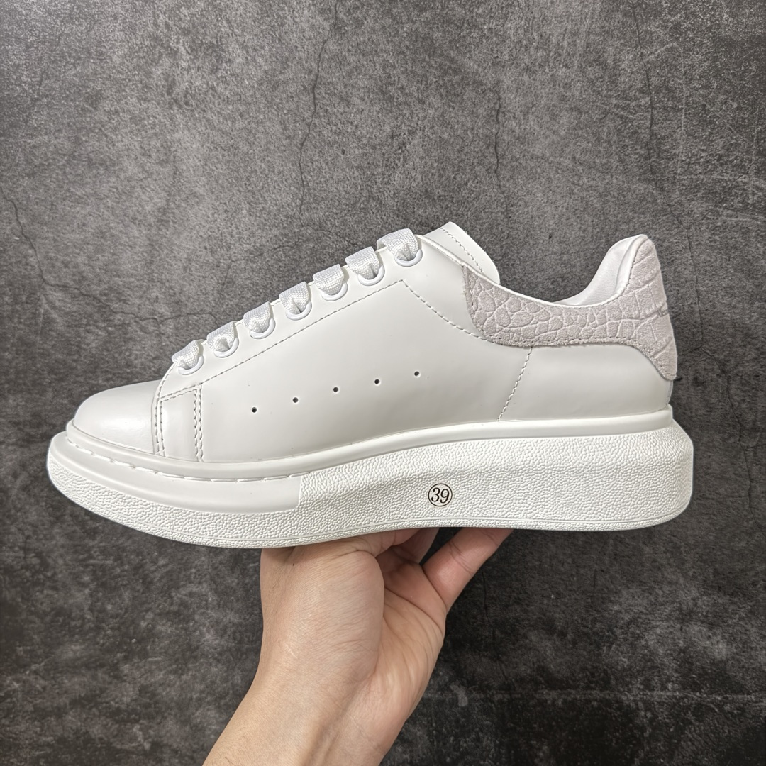 图片[2]-【HT纯原礼盒版】Alexander McQueen/亚历山大麦昆松糕鞋厚底增高小白鞋 灰绒鳄鱼纹尾 全市场配色最齐(100+配色) 性价比最高 同价位品质无敌 进口丝绸亚光原版正品 水染羊皮内里 羊皮垫脚 回弹度到位 耐磨又舒适 鞋底厚4.5cm 全套原版包装 配件齐全 官方一致 凹凸定制正品原盒包装 右脚鞋舌嵌入防伪芯片装置 外盒鞋标官方二维码扫码+防伪芯片 尺码：35-45-选品中心