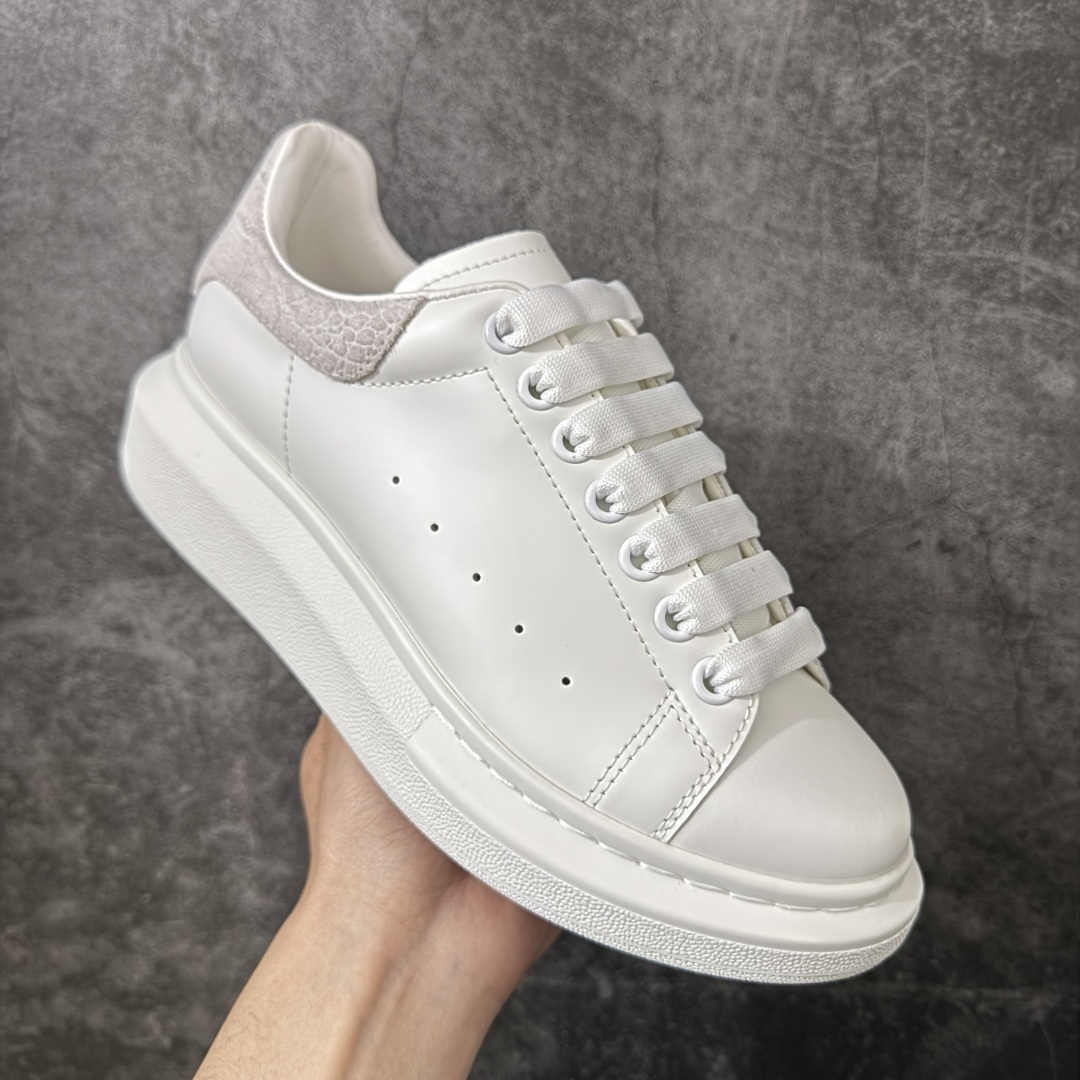 图片[3]-【HT纯原礼盒版】Alexander McQueen/亚历山大麦昆松糕鞋厚底增高小白鞋 灰绒鳄鱼纹尾 全市场配色最齐(100+配色) 性价比最高 同价位品质无敌 进口丝绸亚光原版正品 水染羊皮内里 羊皮垫脚 回弹度到位 耐磨又舒适 鞋底厚4.5cm 全套原版包装 配件齐全 官方一致 凹凸定制正品原盒包装 右脚鞋舌嵌入防伪芯片装置 外盒鞋标官方二维码扫码+防伪芯片 尺码：35-45-选品中心