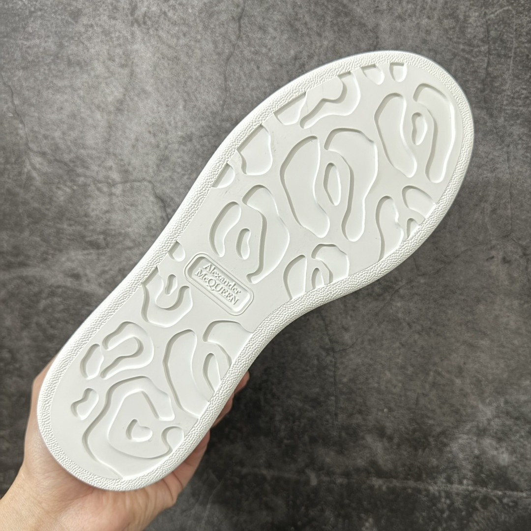 图片[9]-【HT纯原礼盒版】Alexander McQueen/亚历山大麦昆松糕鞋厚底增高小白鞋 灰绒鳄鱼纹尾 全市场配色最齐(100+配色) 性价比最高 同价位品质无敌 进口丝绸亚光原版正品 水染羊皮内里 羊皮垫脚 回弹度到位 耐磨又舒适 鞋底厚4.5cm 全套原版包装 配件齐全 官方一致 凹凸定制正品原盒包装 右脚鞋舌嵌入防伪芯片装置 外盒鞋标官方二维码扫码+防伪芯片 尺码：35-45-选品中心