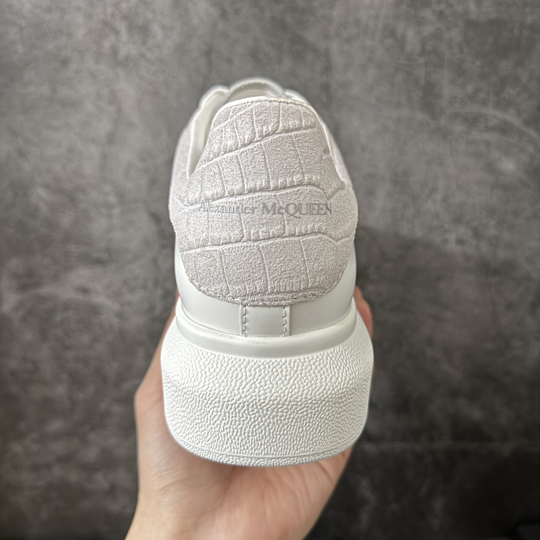 图片[4]-【HT纯原礼盒版】Alexander McQueen/亚历山大麦昆松糕鞋厚底增高小白鞋 灰绒鳄鱼纹尾 全市场配色最齐(100+配色) 性价比最高 同价位品质无敌 进口丝绸亚光原版正品 水染羊皮内里 羊皮垫脚 回弹度到位 耐磨又舒适 鞋底厚4.5cm 全套原版包装 配件齐全 官方一致 凹凸定制正品原盒包装 右脚鞋舌嵌入防伪芯片装置 外盒鞋标官方二维码扫码+防伪芯片 尺码：35-45-选品中心