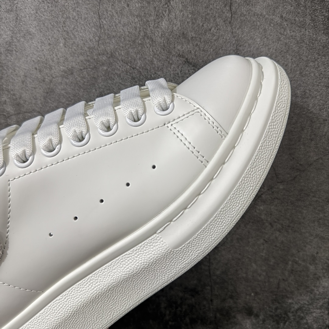 图片[6]-【HT纯原礼盒版】Alexander McQueen/亚历山大麦昆松糕鞋厚底增高小白鞋 灰绒鳄鱼纹尾 全市场配色最齐(100+配色) 性价比最高 同价位品质无敌 进口丝绸亚光原版正品 水染羊皮内里 羊皮垫脚 回弹度到位 耐磨又舒适 鞋底厚4.5cm 全套原版包装 配件齐全 官方一致 凹凸定制正品原盒包装 右脚鞋舌嵌入防伪芯片装置 外盒鞋标官方二维码扫码+防伪芯片 尺码：35-45-选品中心