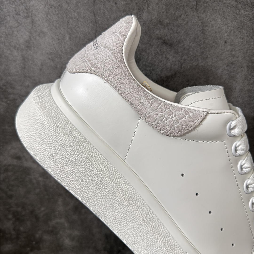 图片[7]-【HT纯原礼盒版】Alexander McQueen/亚历山大麦昆松糕鞋厚底增高小白鞋 灰绒鳄鱼纹尾 全市场配色最齐(100+配色) 性价比最高 同价位品质无敌 进口丝绸亚光原版正品 水染羊皮内里 羊皮垫脚 回弹度到位 耐磨又舒适 鞋底厚4.5cm 全套原版包装 配件齐全 官方一致 凹凸定制正品原盒包装 右脚鞋舌嵌入防伪芯片装置 外盒鞋标官方二维码扫码+防伪芯片 尺码：35-45-选品中心