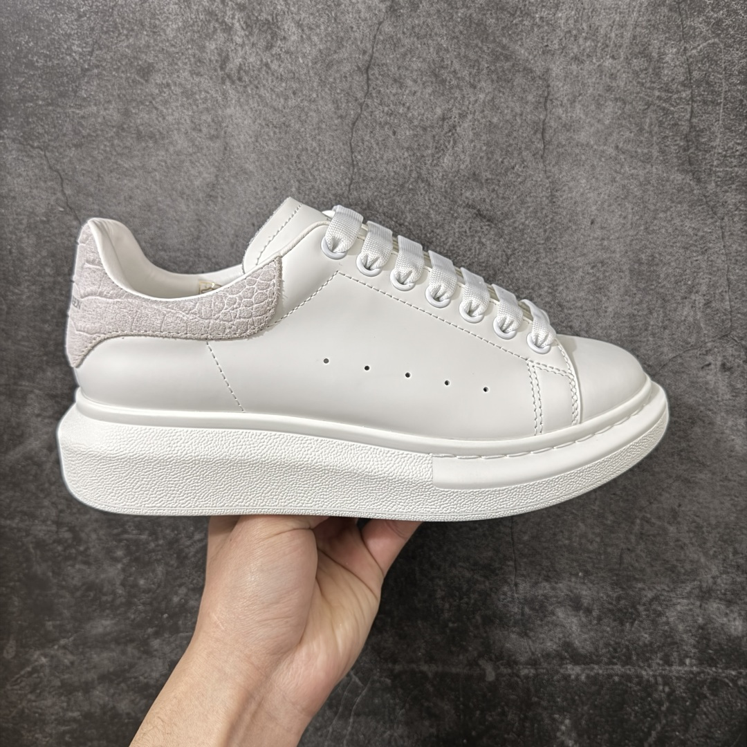 【HT纯原礼盒版】Alexander McQueen/亚历山大麦昆松糕鞋厚底增高小白鞋 灰绒鳄鱼纹尾 全市场配色最齐(100+配色) 性价比最高 同价位品质无敌 进口丝绸亚光原版正品 水染羊皮内里 羊皮垫脚 回弹度到位 耐磨又舒适 鞋底厚4.5cm 全套原版包装 配件齐全 官方一致 凹凸定制正品原盒包装 右脚鞋舌嵌入防伪芯片装置 外盒鞋标官方二维码扫码+防伪芯片 尺码：35-45-选品中心