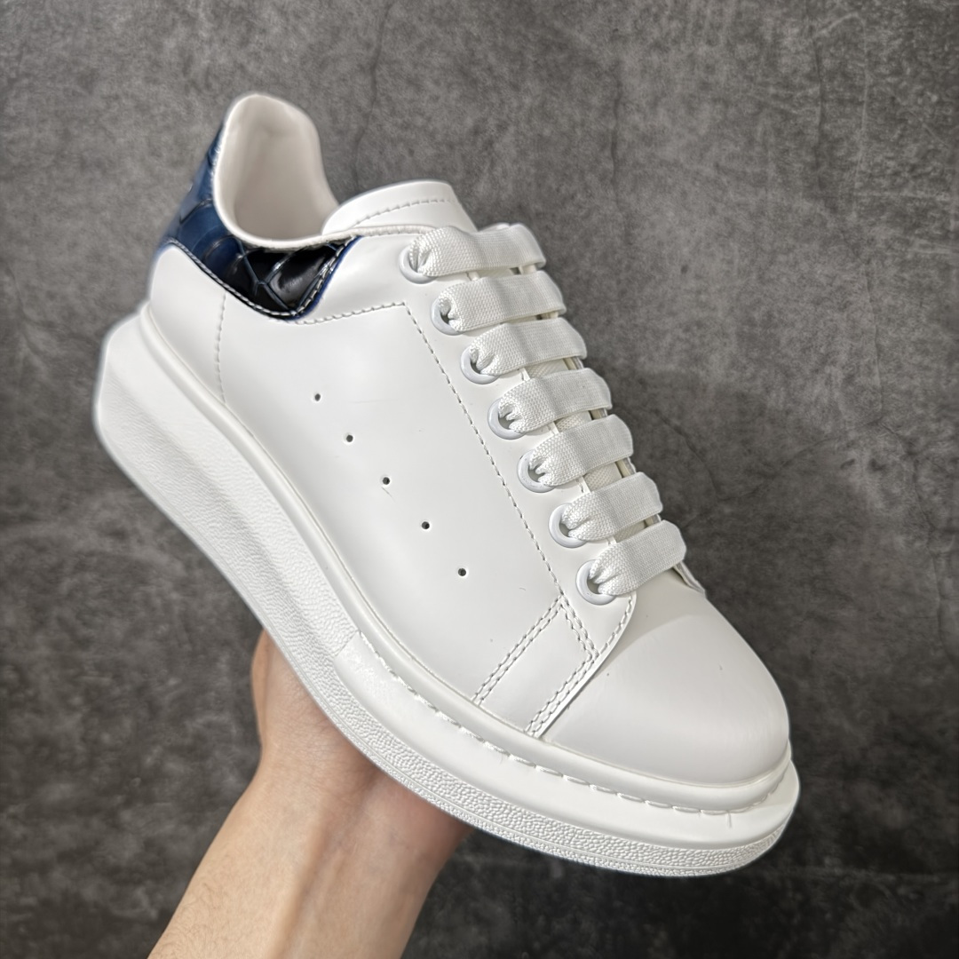 图片[3]-【HT纯原礼盒版】Alexander McQueen/亚历山大麦昆松糕鞋厚底增高小白鞋 渐变蓝鳄鱼纹尾 全市场配色最齐(100+配色) 性价比最高 同价位品质无敌 进口丝绸亚光原版正品 水染羊皮内里 羊皮垫脚 回弹度到位 耐磨又舒适 鞋底厚4.5cm 全套原版包装 配件齐全 官方一致 凹凸定制正品原盒包装 右脚鞋舌嵌入防伪芯片装置 外盒鞋标官方二维码扫码+防伪芯片 尺码：35-45-选品中心