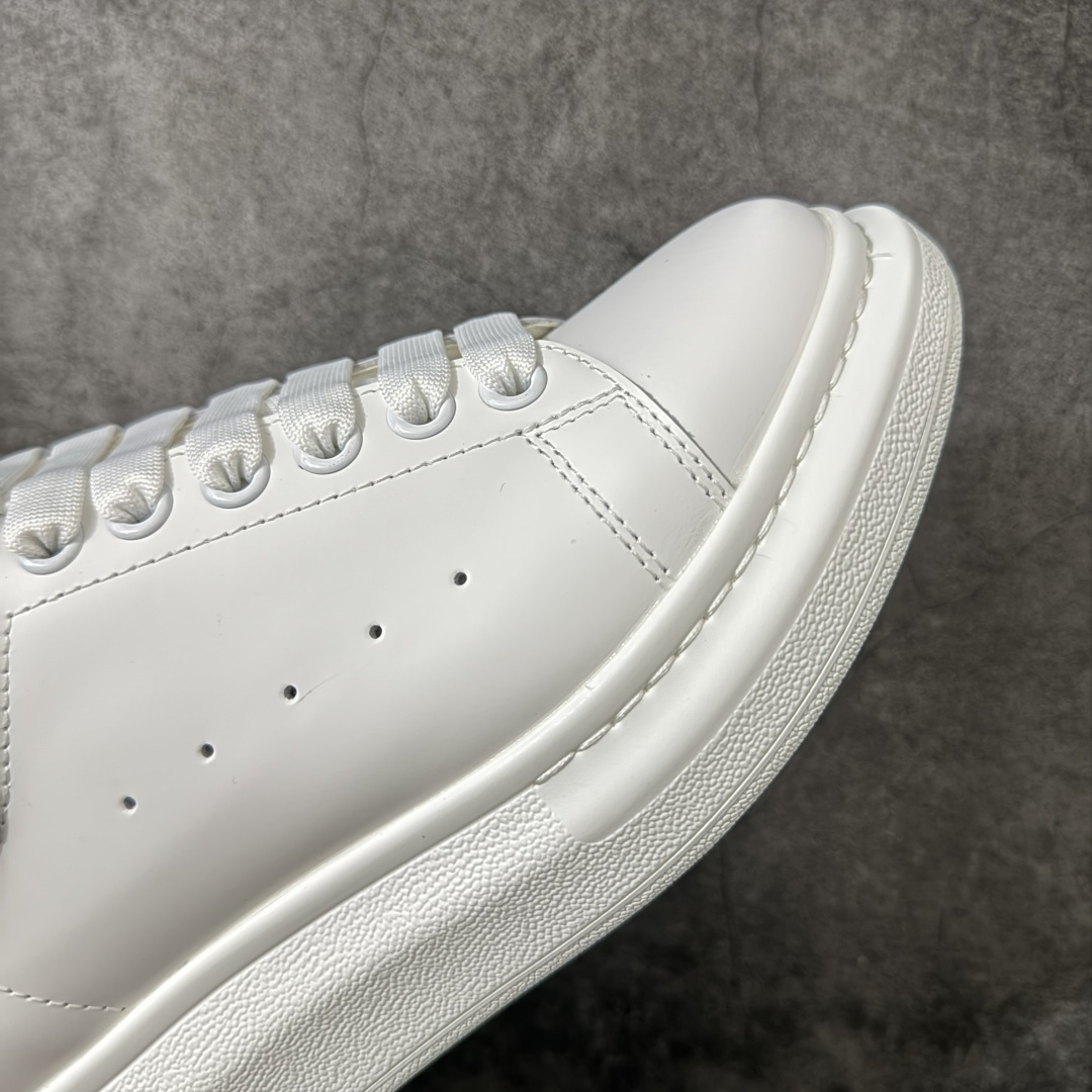 图片[6]-【HT纯原礼盒版】Alexander McQueen/亚历山大麦昆松糕鞋厚底增高小白鞋 渐变蓝鳄鱼纹尾 全市场配色最齐(100+配色) 性价比最高 同价位品质无敌 进口丝绸亚光原版正品 水染羊皮内里 羊皮垫脚 回弹度到位 耐磨又舒适 鞋底厚4.5cm 全套原版包装 配件齐全 官方一致 凹凸定制正品原盒包装 右脚鞋舌嵌入防伪芯片装置 外盒鞋标官方二维码扫码+防伪芯片 尺码：35-45-选品中心