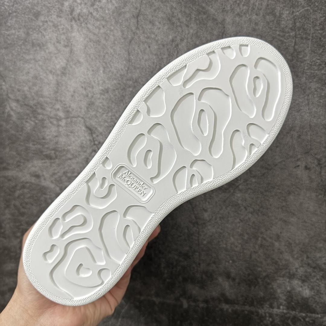 图片[9]-【HT纯原礼盒版】Alexander McQueen/亚历山大麦昆松糕鞋厚底增高小白鞋 渐变蓝鳄鱼纹尾 全市场配色最齐(100+配色) 性价比最高 同价位品质无敌 进口丝绸亚光原版正品 水染羊皮内里 羊皮垫脚 回弹度到位 耐磨又舒适 鞋底厚4.5cm 全套原版包装 配件齐全 官方一致 凹凸定制正品原盒包装 右脚鞋舌嵌入防伪芯片装置 外盒鞋标官方二维码扫码+防伪芯片 尺码：35-45-选品中心