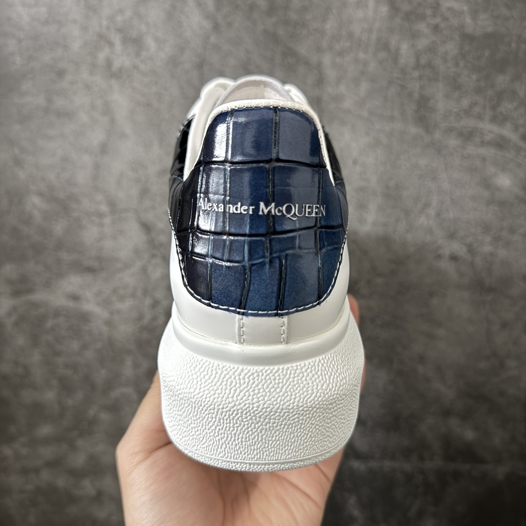 图片[4]-【HT纯原礼盒版】Alexander McQueen/亚历山大麦昆松糕鞋厚底增高小白鞋 渐变蓝鳄鱼纹尾 全市场配色最齐(100+配色) 性价比最高 同价位品质无敌 进口丝绸亚光原版正品 水染羊皮内里 羊皮垫脚 回弹度到位 耐磨又舒适 鞋底厚4.5cm 全套原版包装 配件齐全 官方一致 凹凸定制正品原盒包装 右脚鞋舌嵌入防伪芯片装置 外盒鞋标官方二维码扫码+防伪芯片 尺码：35-45-选品中心