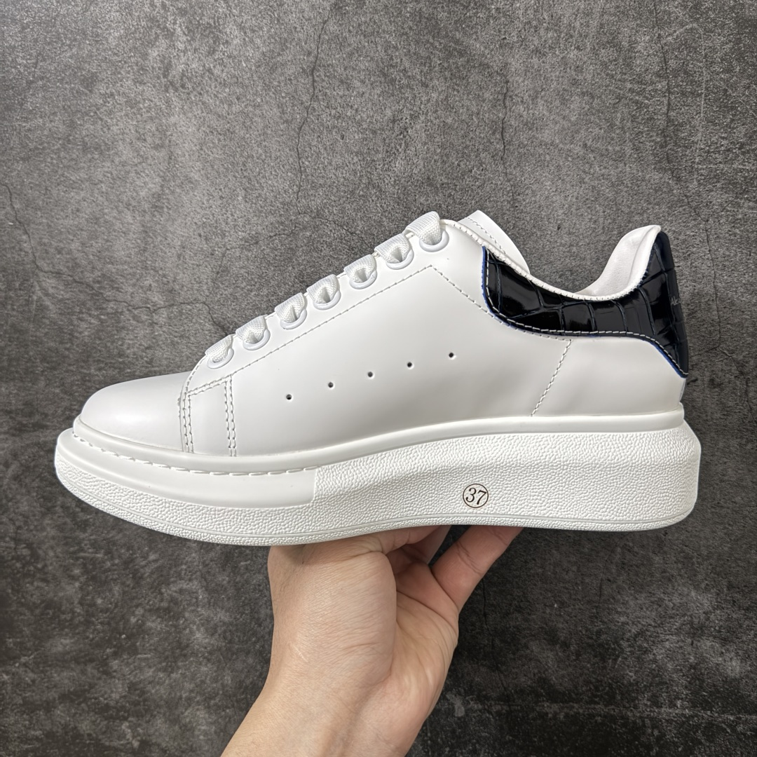 图片[2]-【HT纯原礼盒版】Alexander McQueen/亚历山大麦昆松糕鞋厚底增高小白鞋 渐变蓝鳄鱼纹尾 全市场配色最齐(100+配色) 性价比最高 同价位品质无敌 进口丝绸亚光原版正品 水染羊皮内里 羊皮垫脚 回弹度到位 耐磨又舒适 鞋底厚4.5cm 全套原版包装 配件齐全 官方一致 凹凸定制正品原盒包装 右脚鞋舌嵌入防伪芯片装置 外盒鞋标官方二维码扫码+防伪芯片 尺码：35-45-选品中心