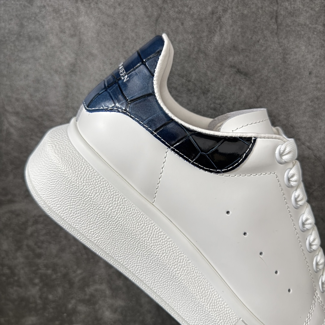 图片[7]-【HT纯原礼盒版】Alexander McQueen/亚历山大麦昆松糕鞋厚底增高小白鞋 渐变蓝鳄鱼纹尾 全市场配色最齐(100+配色) 性价比最高 同价位品质无敌 进口丝绸亚光原版正品 水染羊皮内里 羊皮垫脚 回弹度到位 耐磨又舒适 鞋底厚4.5cm 全套原版包装 配件齐全 官方一致 凹凸定制正品原盒包装 右脚鞋舌嵌入防伪芯片装置 外盒鞋标官方二维码扫码+防伪芯片 尺码：35-45-选品中心