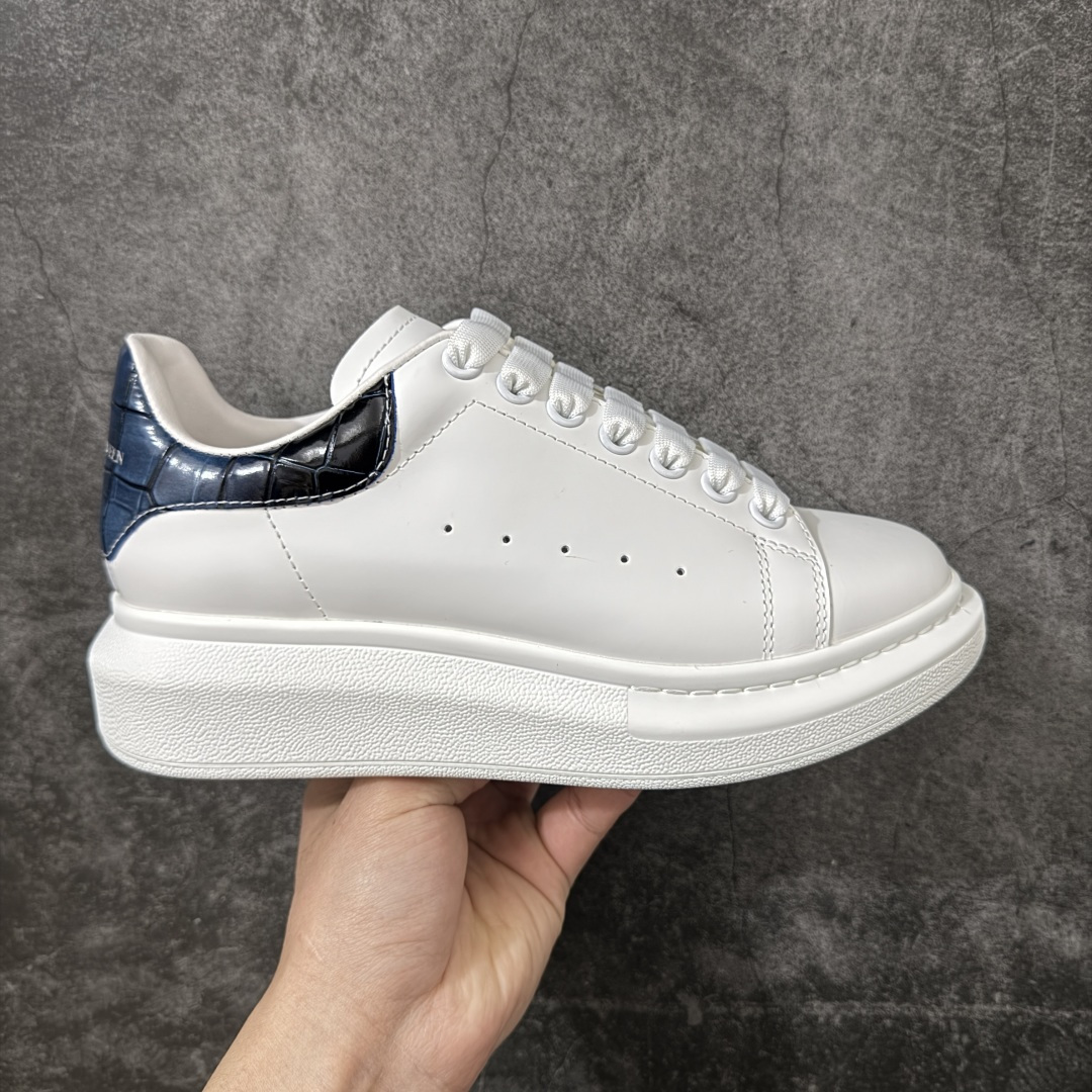 【HT纯原礼盒版】Alexander McQueen/亚历山大麦昆松糕鞋厚底增高小白鞋 渐变蓝鳄鱼纹尾 全市场配色最齐(100+配色) 性价比最高 同价位品质无敌 进口丝绸亚光原版正品 水染羊皮内里 羊皮垫脚 回弹度到位 耐磨又舒适 鞋底厚4.5cm 全套原版包装 配件齐全 官方一致 凹凸定制正品原盒包装 右脚鞋舌嵌入防伪芯片装置 外盒鞋标官方二维码扫码+防伪芯片 尺码：35-45-选品中心