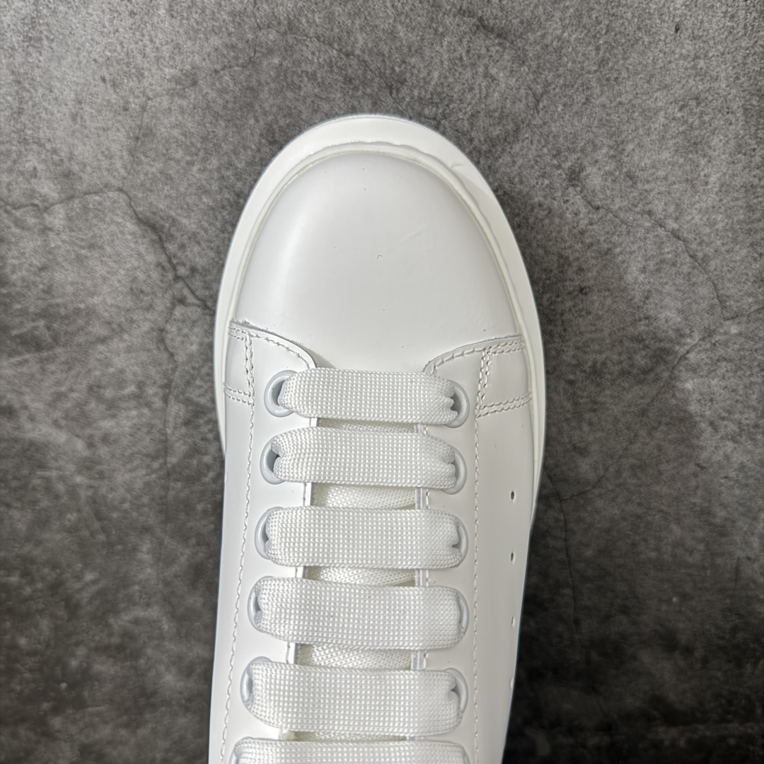 图片[5]-【HT纯原礼盒版】Alexander McQueen/亚历山大麦昆松糕鞋厚底增高小白鞋 渐变蓝鳄鱼纹尾 全市场配色最齐(100+配色) 性价比最高 同价位品质无敌 进口丝绸亚光原版正品 水染羊皮内里 羊皮垫脚 回弹度到位 耐磨又舒适 鞋底厚4.5cm 全套原版包装 配件齐全 官方一致 凹凸定制正品原盒包装 右脚鞋舌嵌入防伪芯片装置 外盒鞋标官方二维码扫码+防伪芯片 尺码：35-45-选品中心