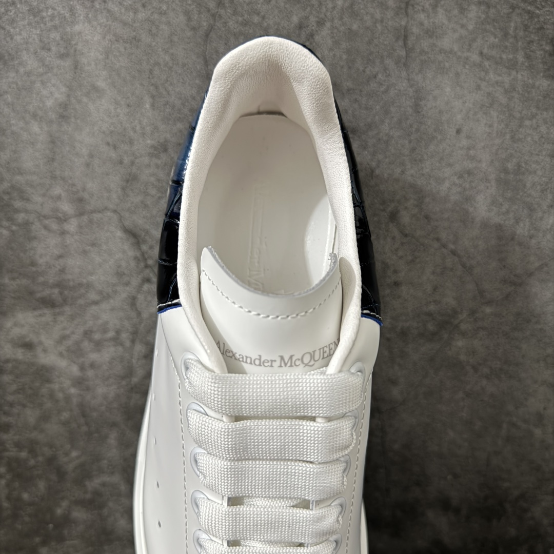 图片[8]-【HT纯原礼盒版】Alexander McQueen/亚历山大麦昆松糕鞋厚底增高小白鞋 渐变蓝鳄鱼纹尾 全市场配色最齐(100+配色) 性价比最高 同价位品质无敌 进口丝绸亚光原版正品 水染羊皮内里 羊皮垫脚 回弹度到位 耐磨又舒适 鞋底厚4.5cm 全套原版包装 配件齐全 官方一致 凹凸定制正品原盒包装 右脚鞋舌嵌入防伪芯片装置 外盒鞋标官方二维码扫码+防伪芯片 尺码：35-45-选品中心