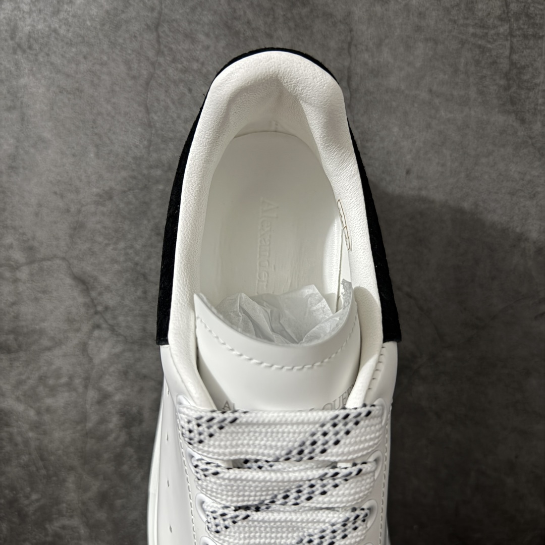 图片[8]-【HT纯原礼盒版】Alexander McQueen/亚历山大麦昆松糕鞋厚底增高小白鞋 黑绒鳄鱼纹尾 全市场配色最齐(100+配色) 性价比最高 同价位品质无敌 进口丝绸亚光原版正品 水染羊皮内里 羊皮垫脚 回弹度到位 耐磨又舒适 鞋底厚4.5cm 全套原版包装 配件齐全 官方一致 凹凸定制正品原盒包装 右脚鞋舌嵌入防伪芯片装置 外盒鞋标官方二维码扫码+防伪芯片 尺码：40-45-选品中心