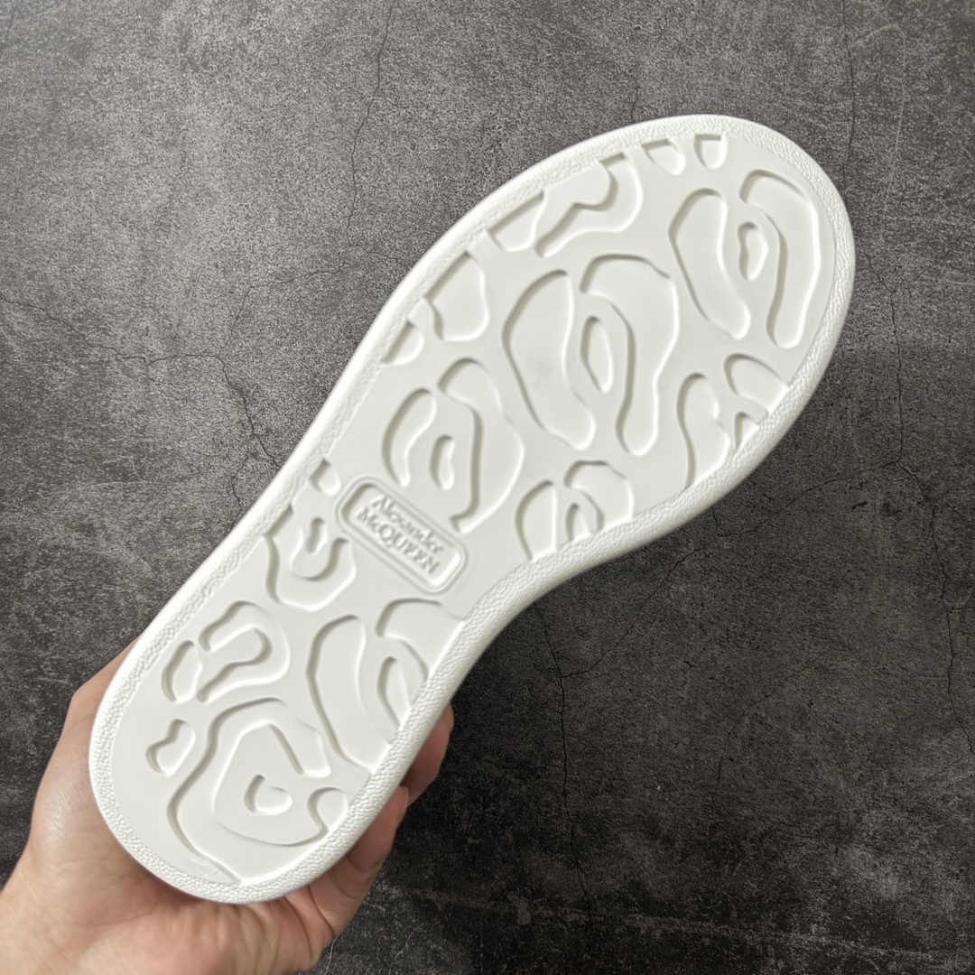 图片[9]-【HT纯原礼盒版】Alexander McQueen/亚历山大麦昆松糕鞋厚底增高小白鞋 黑绒鳄鱼纹尾 全市场配色最齐(100+配色) 性价比最高 同价位品质无敌 进口丝绸亚光原版正品 水染羊皮内里 羊皮垫脚 回弹度到位 耐磨又舒适 鞋底厚4.5cm 全套原版包装 配件齐全 官方一致 凹凸定制正品原盒包装 右脚鞋舌嵌入防伪芯片装置 外盒鞋标官方二维码扫码+防伪芯片 尺码：40-45-选品中心