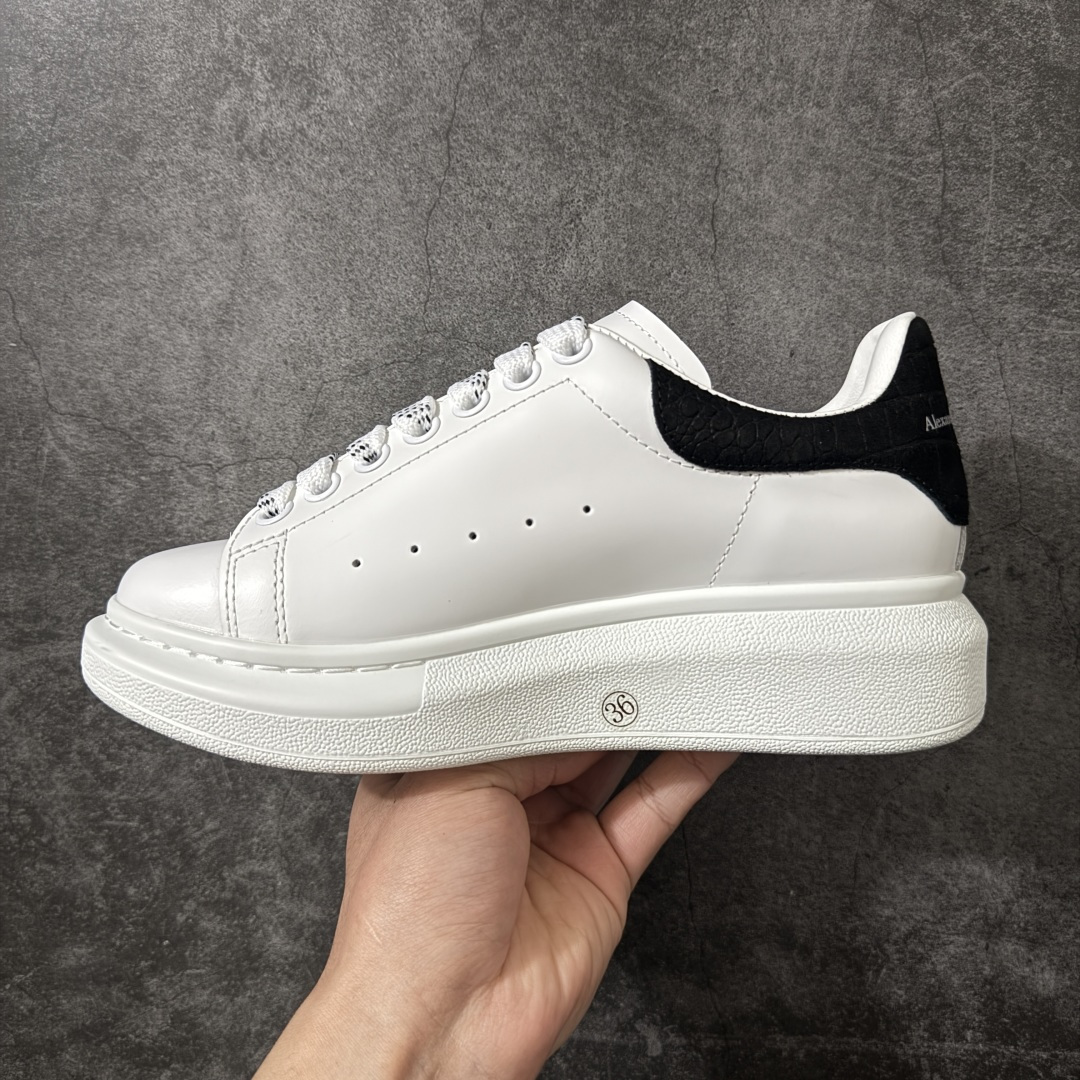 图片[2]-【HT纯原礼盒版】Alexander McQueen/亚历山大麦昆松糕鞋厚底增高小白鞋 黑绒鳄鱼纹尾 全市场配色最齐(100+配色) 性价比最高 同价位品质无敌 进口丝绸亚光原版正品 水染羊皮内里 羊皮垫脚 回弹度到位 耐磨又舒适 鞋底厚4.5cm 全套原版包装 配件齐全 官方一致 凹凸定制正品原盒包装 右脚鞋舌嵌入防伪芯片装置 外盒鞋标官方二维码扫码+防伪芯片 尺码：40-45-选品中心