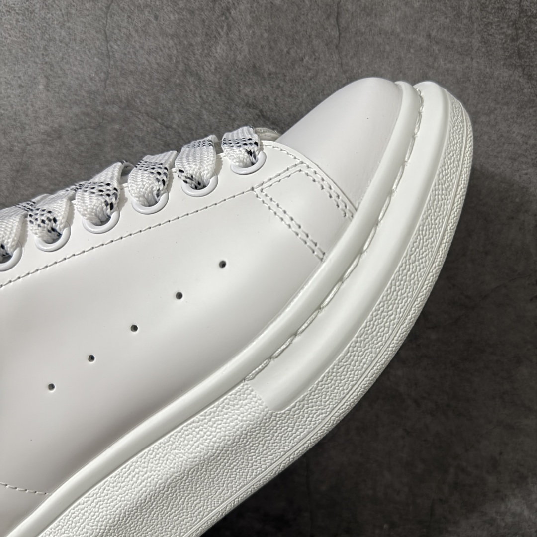 图片[6]-【HT纯原礼盒版】Alexander McQueen/亚历山大麦昆松糕鞋厚底增高小白鞋 黑绒鳄鱼纹尾 全市场配色最齐(100+配色) 性价比最高 同价位品质无敌 进口丝绸亚光原版正品 水染羊皮内里 羊皮垫脚 回弹度到位 耐磨又舒适 鞋底厚4.5cm 全套原版包装 配件齐全 官方一致 凹凸定制正品原盒包装 右脚鞋舌嵌入防伪芯片装置 外盒鞋标官方二维码扫码+防伪芯片 尺码：40-45-选品中心