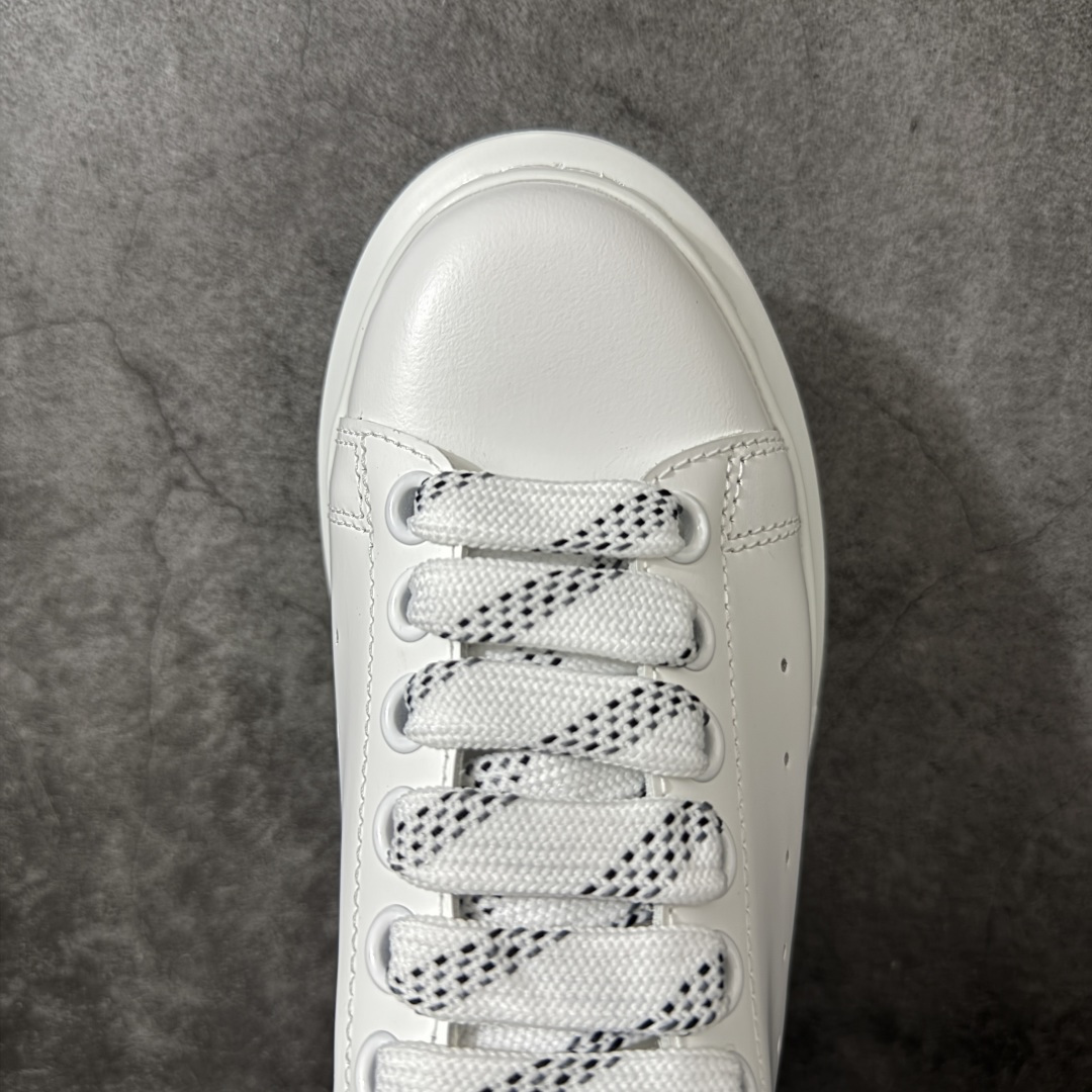 图片[5]-【HT纯原礼盒版】Alexander McQueen/亚历山大麦昆松糕鞋厚底增高小白鞋 黑绒鳄鱼纹尾 全市场配色最齐(100+配色) 性价比最高 同价位品质无敌 进口丝绸亚光原版正品 水染羊皮内里 羊皮垫脚 回弹度到位 耐磨又舒适 鞋底厚4.5cm 全套原版包装 配件齐全 官方一致 凹凸定制正品原盒包装 右脚鞋舌嵌入防伪芯片装置 外盒鞋标官方二维码扫码+防伪芯片 尺码：40-45-选品中心