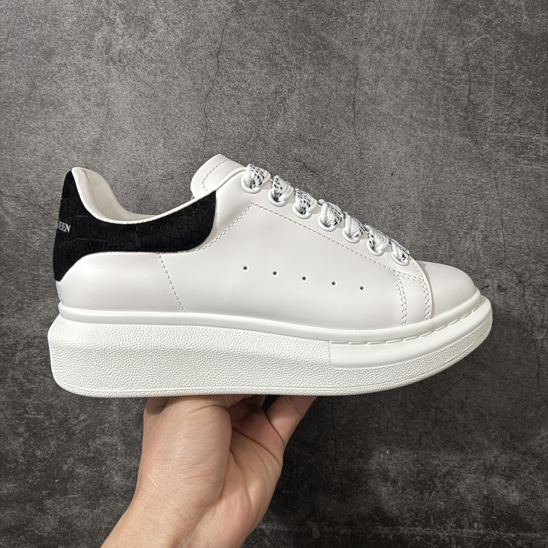 【HT纯原礼盒版】Alexander McQueen/亚历山大麦昆松糕鞋厚底增高小白鞋 黑绒鳄鱼纹尾 全市场配色最齐(100+配色) 性价比最高 同价位品质无敌 进口丝绸亚光原版正品 水染羊皮内里 羊皮垫脚 回弹度到位 耐磨又舒适 鞋底厚4.5cm 全套原版包装 配件齐全 官方一致 凹凸定制正品原盒包装 右脚鞋舌嵌入防伪芯片装置 外盒鞋标官方二维码扫码+防伪芯片 尺码：40-45-选品中心