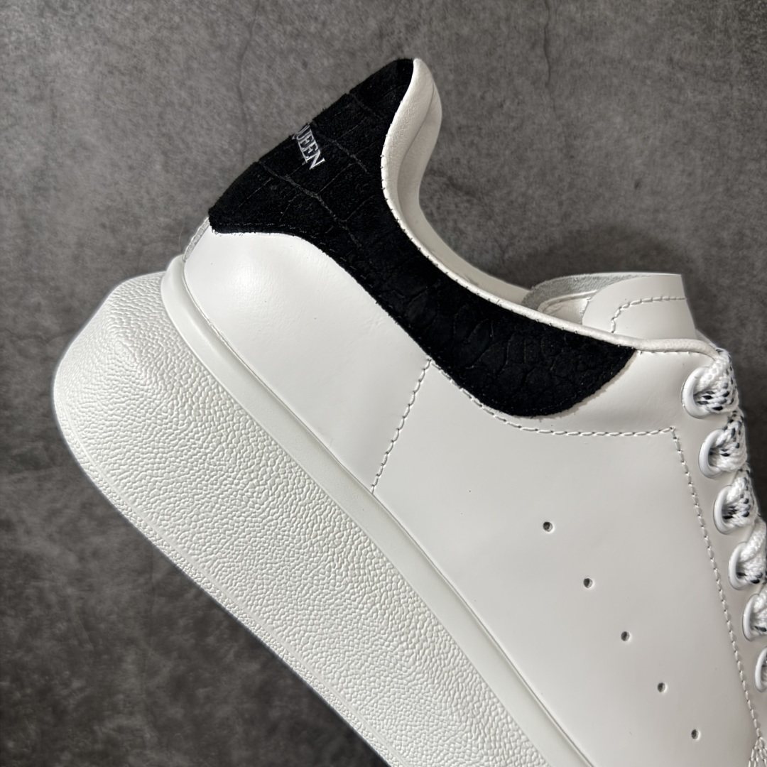 图片[7]-【HT纯原礼盒版】Alexander McQueen/亚历山大麦昆松糕鞋厚底增高小白鞋 黑绒鳄鱼纹尾 全市场配色最齐(100+配色) 性价比最高 同价位品质无敌 进口丝绸亚光原版正品 水染羊皮内里 羊皮垫脚 回弹度到位 耐磨又舒适 鞋底厚4.5cm 全套原版包装 配件齐全 官方一致 凹凸定制正品原盒包装 右脚鞋舌嵌入防伪芯片装置 外盒鞋标官方二维码扫码+防伪芯片 尺码：40-45-选品中心