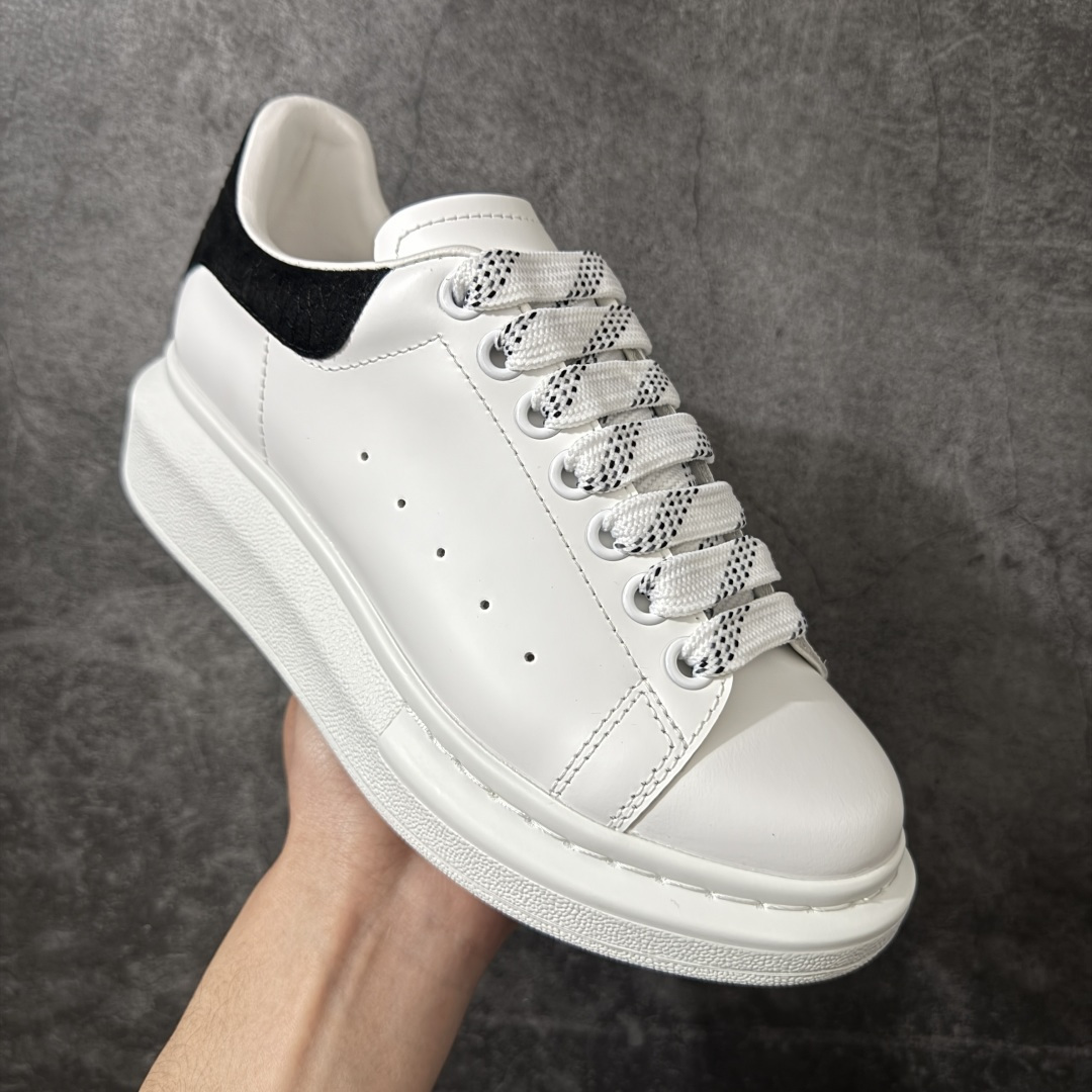 图片[3]-【HT纯原礼盒版】Alexander McQueen/亚历山大麦昆松糕鞋厚底增高小白鞋 黑绒鳄鱼纹尾 全市场配色最齐(100+配色) 性价比最高 同价位品质无敌 进口丝绸亚光原版正品 水染羊皮内里 羊皮垫脚 回弹度到位 耐磨又舒适 鞋底厚4.5cm 全套原版包装 配件齐全 官方一致 凹凸定制正品原盒包装 右脚鞋舌嵌入防伪芯片装置 外盒鞋标官方二维码扫码+防伪芯片 尺码：40-45-选品中心