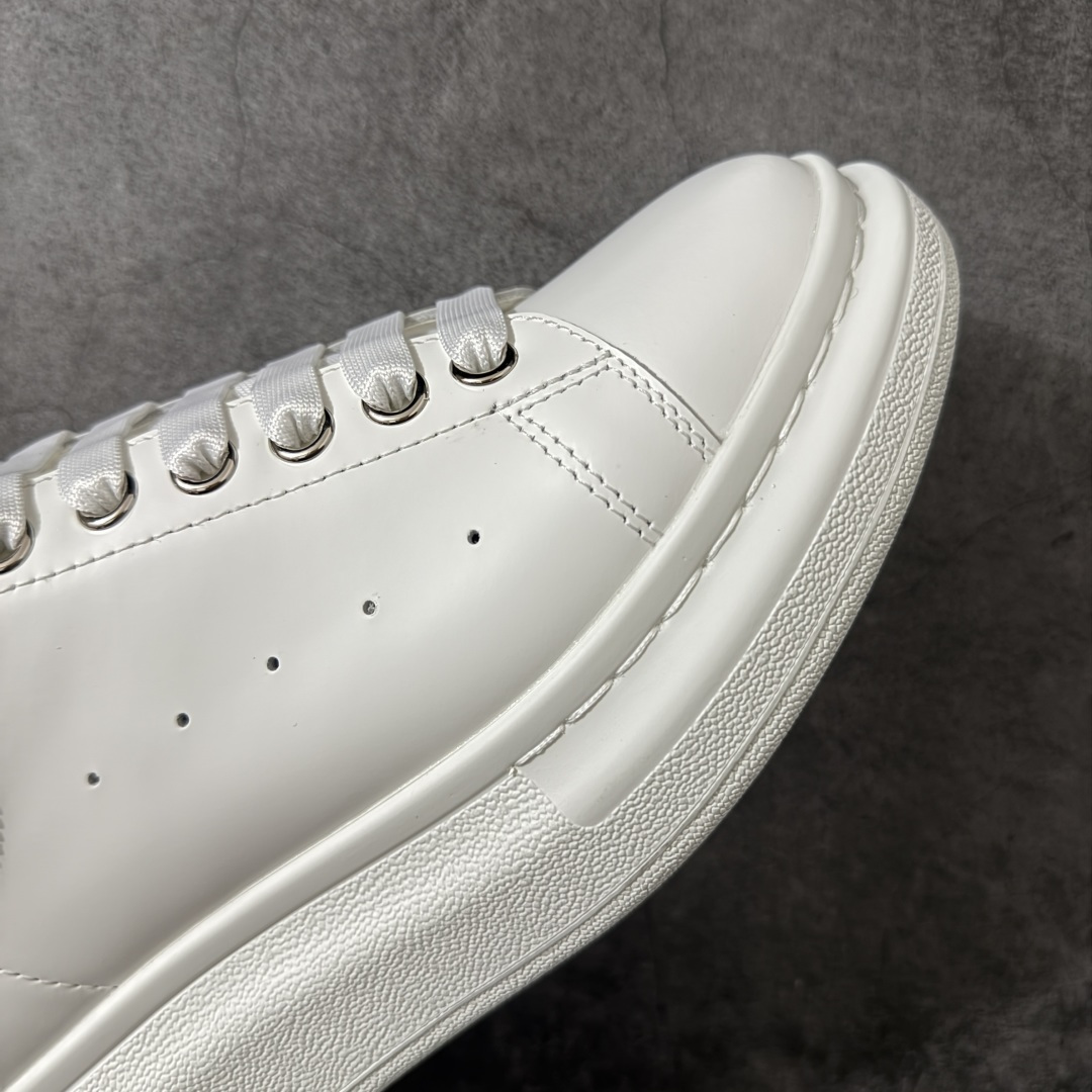 图片[6]-【HT纯原礼盒版】Alexander McQueen/亚历山大麦昆松糕鞋厚底增高小白鞋 拉链银尾尾 全市场配色最齐(100+配色) 性价比最高 同价位品质无敌 进口丝绸亚光原版正品 水染羊皮内里 羊皮垫脚 回弹度到位 耐磨又舒适 鞋底厚4.5cm 全套原版包装 配件齐全 官方一致 凹凸定制正品原盒包装 右脚鞋舌嵌入防伪芯片装置 外盒鞋标官方二维码扫码+防伪芯片 尺码：35-45-选品中心