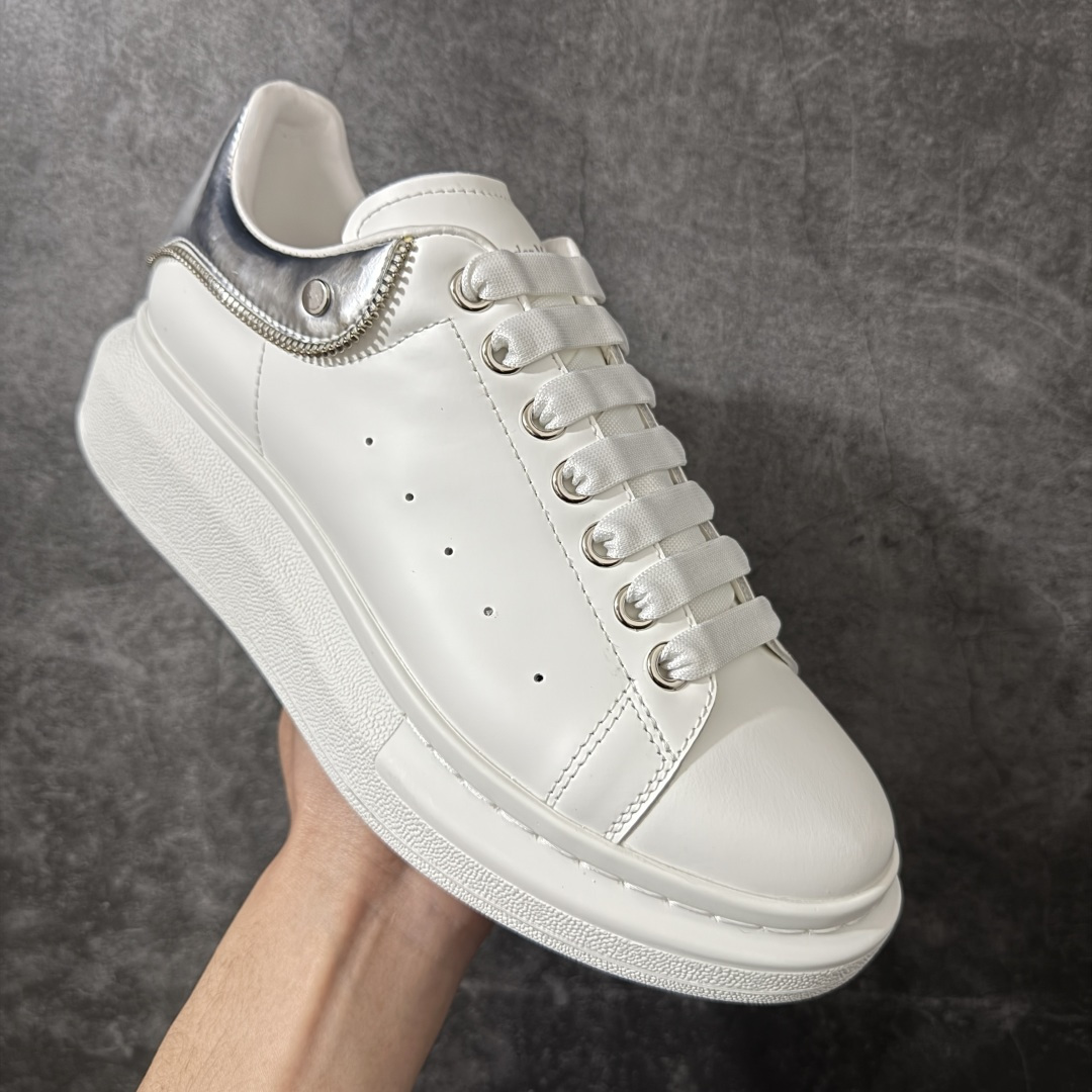 图片[3]-【HT纯原礼盒版】Alexander McQueen/亚历山大麦昆松糕鞋厚底增高小白鞋 拉链银尾尾 全市场配色最齐(100+配色) 性价比最高 同价位品质无敌 进口丝绸亚光原版正品 水染羊皮内里 羊皮垫脚 回弹度到位 耐磨又舒适 鞋底厚4.5cm 全套原版包装 配件齐全 官方一致 凹凸定制正品原盒包装 右脚鞋舌嵌入防伪芯片装置 外盒鞋标官方二维码扫码+防伪芯片 尺码：35-45-选品中心