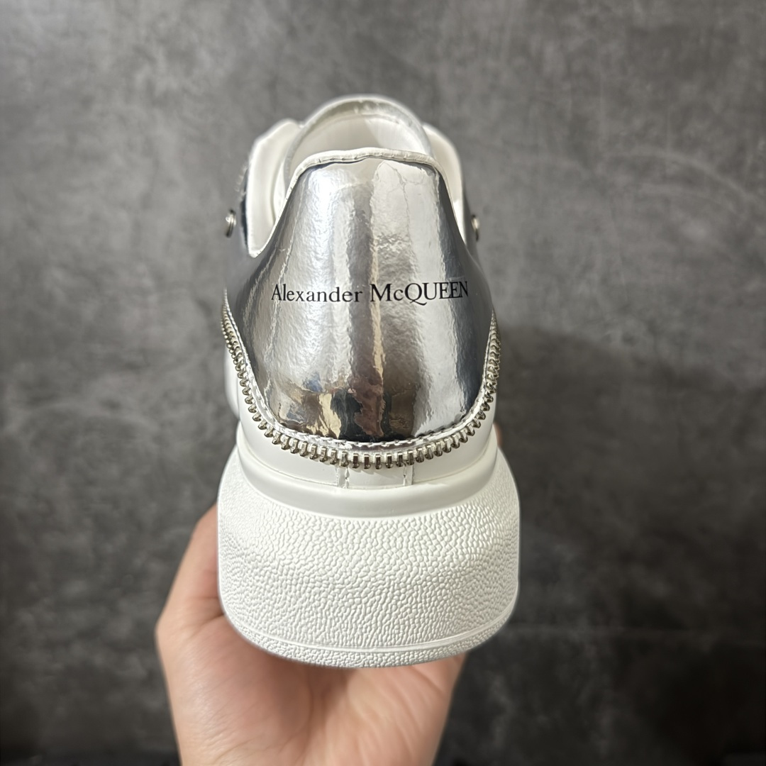 图片[4]-【HT纯原礼盒版】Alexander McQueen/亚历山大麦昆松糕鞋厚底增高小白鞋 拉链银尾尾 全市场配色最齐(100+配色) 性价比最高 同价位品质无敌 进口丝绸亚光原版正品 水染羊皮内里 羊皮垫脚 回弹度到位 耐磨又舒适 鞋底厚4.5cm 全套原版包装 配件齐全 官方一致 凹凸定制正品原盒包装 右脚鞋舌嵌入防伪芯片装置 外盒鞋标官方二维码扫码+防伪芯片 尺码：35-45-选品中心