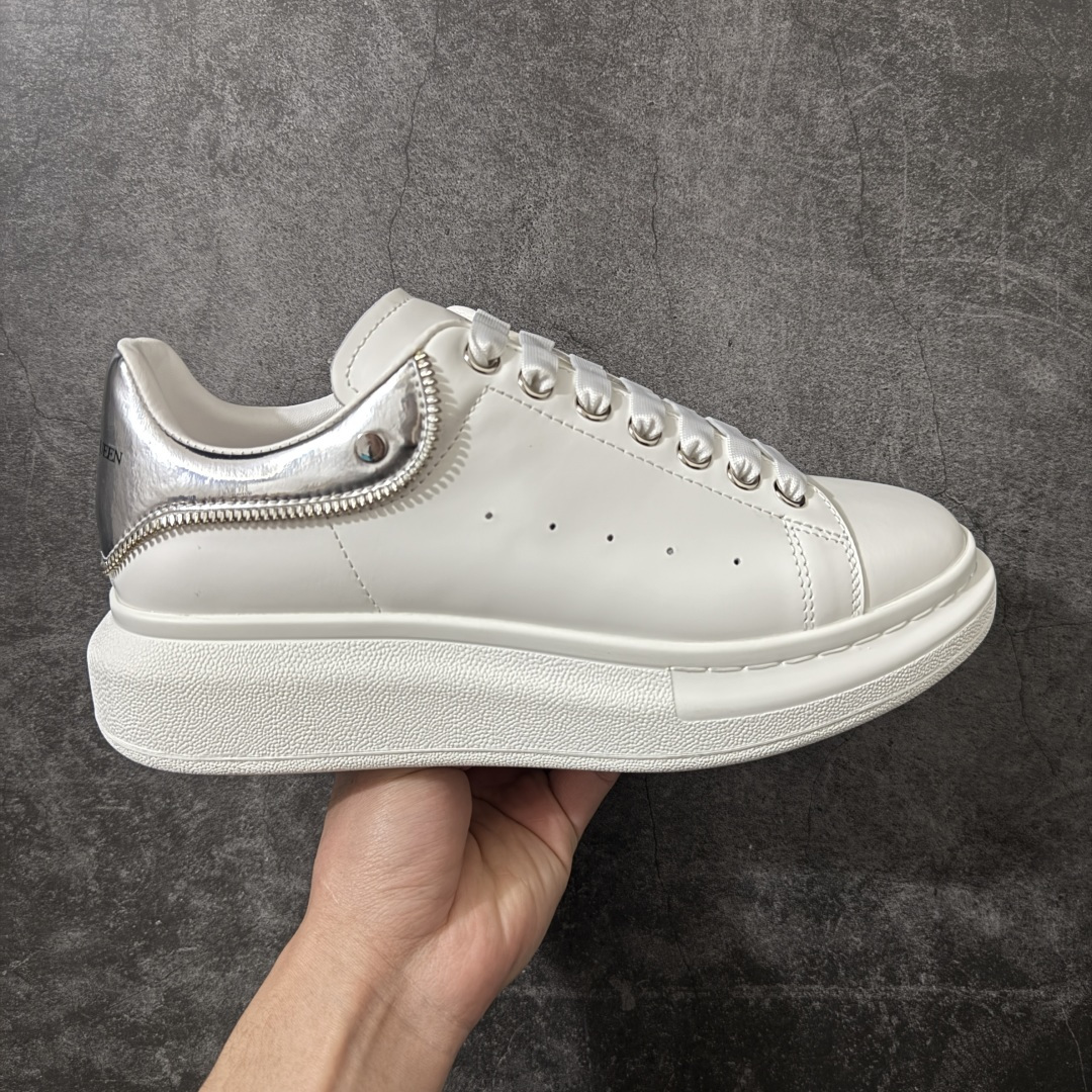 【HT纯原礼盒版】Alexander McQueen/亚历山大麦昆松糕鞋厚底增高小白鞋 拉链银尾尾 全市场配色最齐(100+配色) 性价比最高 同价位品质无敌 进口丝绸亚光原版正品 水染羊皮内里 羊皮垫脚 回弹度到位 耐磨又舒适 鞋底厚4.5cm 全套原版包装 配件齐全 官方一致 凹凸定制正品原盒包装 右脚鞋舌嵌入防伪芯片装置 外盒鞋标官方二维码扫码+防伪芯片 尺码:35-45-选品中心