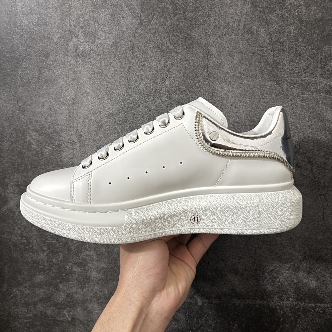 图片[2]-【HT纯原礼盒版】Alexander McQueen/亚历山大麦昆松糕鞋厚底增高小白鞋 拉链银尾尾 全市场配色最齐(100+配色) 性价比最高 同价位品质无敌 进口丝绸亚光原版正品 水染羊皮内里 羊皮垫脚 回弹度到位 耐磨又舒适 鞋底厚4.5cm 全套原版包装 配件齐全 官方一致 凹凸定制正品原盒包装 右脚鞋舌嵌入防伪芯片装置 外盒鞋标官方二维码扫码+防伪芯片 尺码：35-45-选品中心