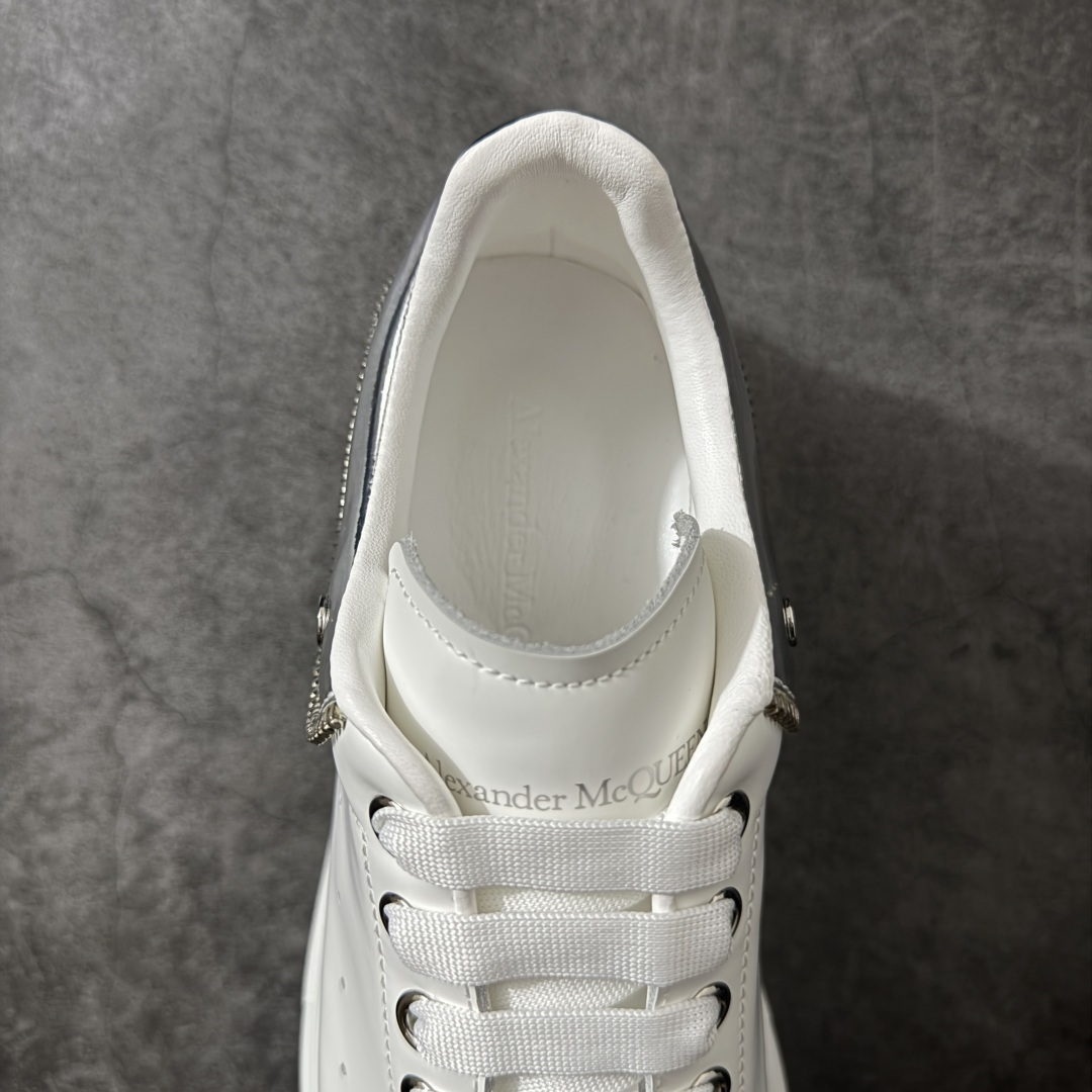 图片[8]-【HT纯原礼盒版】Alexander McQueen/亚历山大麦昆松糕鞋厚底增高小白鞋 拉链银尾尾 全市场配色最齐(100+配色) 性价比最高 同价位品质无敌 进口丝绸亚光原版正品 水染羊皮内里 羊皮垫脚 回弹度到位 耐磨又舒适 鞋底厚4.5cm 全套原版包装 配件齐全 官方一致 凹凸定制正品原盒包装 右脚鞋舌嵌入防伪芯片装置 外盒鞋标官方二维码扫码+防伪芯片 尺码：35-45-选品中心