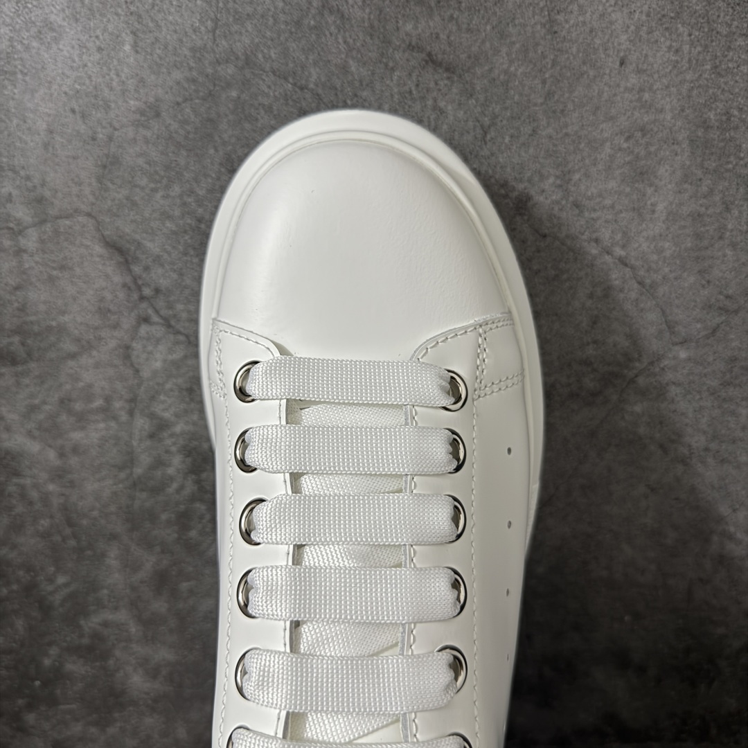 图片[5]-【HT纯原礼盒版】Alexander McQueen/亚历山大麦昆松糕鞋厚底增高小白鞋 拉链银尾尾 全市场配色最齐(100+配色) 性价比最高 同价位品质无敌 进口丝绸亚光原版正品 水染羊皮内里 羊皮垫脚 回弹度到位 耐磨又舒适 鞋底厚4.5cm 全套原版包装 配件齐全 官方一致 凹凸定制正品原盒包装 右脚鞋舌嵌入防伪芯片装置 外盒鞋标官方二维码扫码+防伪芯片 尺码：35-45-选品中心