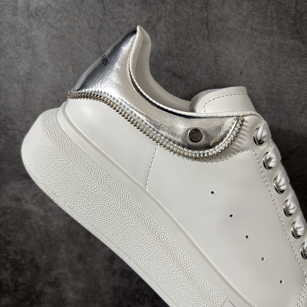 图片[7]-【HT纯原礼盒版】Alexander McQueen/亚历山大麦昆松糕鞋厚底增高小白鞋 拉链银尾尾 全市场配色最齐(100+配色) 性价比最高 同价位品质无敌 进口丝绸亚光原版正品 水染羊皮内里 羊皮垫脚 回弹度到位 耐磨又舒适 鞋底厚4.5cm 全套原版包装 配件齐全 官方一致 凹凸定制正品原盒包装 右脚鞋舌嵌入防伪芯片装置 外盒鞋标官方二维码扫码+防伪芯片 尺码：35-45-选品中心