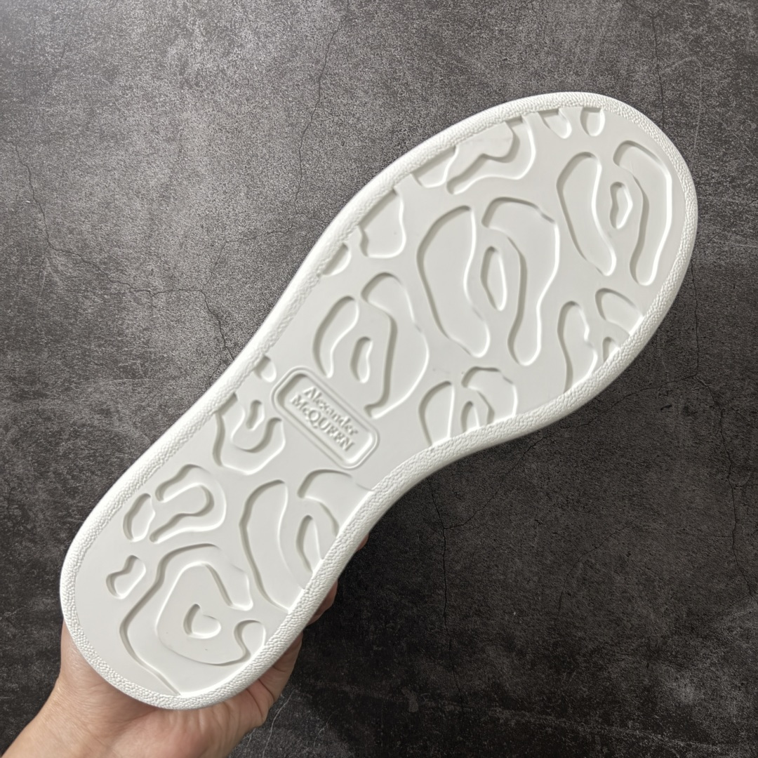 图片[9]-【HT纯原礼盒版】Alexander McQueen/亚历山大麦昆松糕鞋厚底增高小白鞋 拉链银尾尾 全市场配色最齐(100+配色) 性价比最高 同价位品质无敌 进口丝绸亚光原版正品 水染羊皮内里 羊皮垫脚 回弹度到位 耐磨又舒适 鞋底厚4.5cm 全套原版包装 配件齐全 官方一致 凹凸定制正品原盒包装 右脚鞋舌嵌入防伪芯片装置 外盒鞋标官方二维码扫码+防伪芯片 尺码：35-45-选品中心