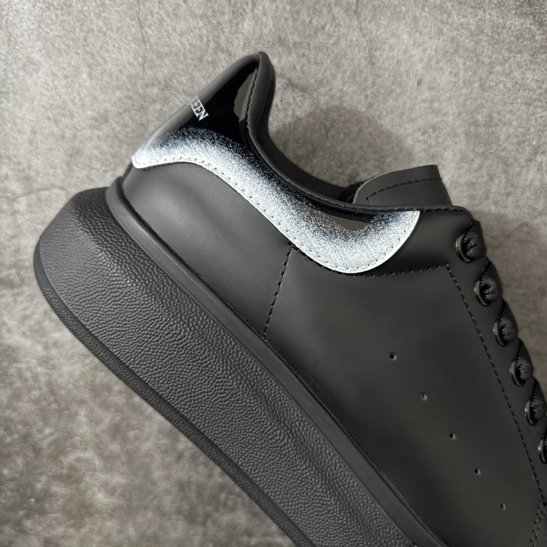 图片[7]-【HT纯原礼盒版】Alexander McQueen/亚历山大麦昆松糕鞋厚底增高小白鞋 黑面灰渐尾 全市场配色最齐(100+配色) 性价比最高 同价位品质无敌 进口丝绸亚光原版正品 水染羊皮内里 羊皮垫脚 回弹度到位 耐磨又舒适 鞋底厚4.5cm 全套原版包装 配件齐全 官方一致 凹凸定制正品原盒包装 右脚鞋舌嵌入防伪芯片装置 外盒鞋标官方二维码扫码+防伪芯片 尺码：40-45-选品中心