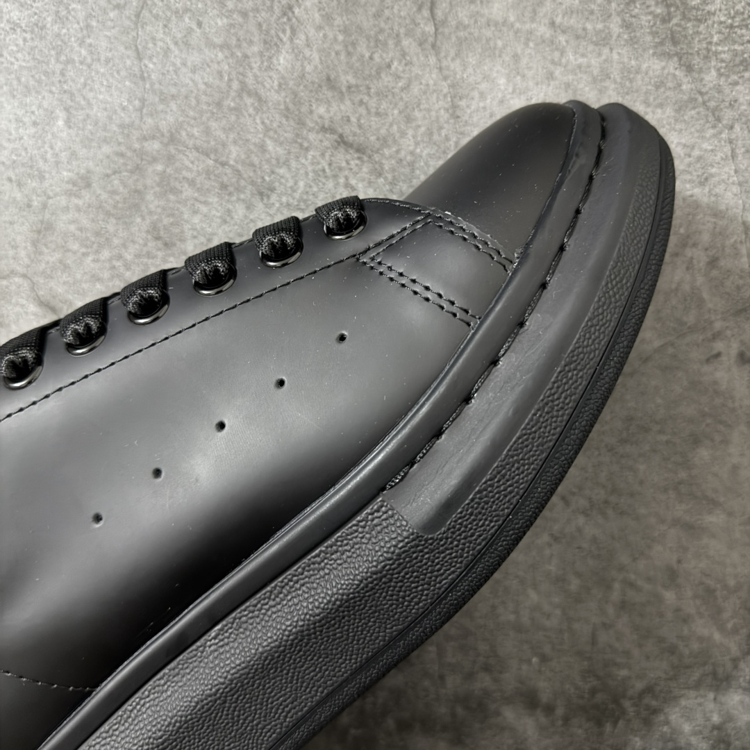 图片[6]-【HT纯原礼盒版】Alexander McQueen/亚历山大麦昆松糕鞋厚底增高小白鞋 黑面灰渐尾 全市场配色最齐(100+配色) 性价比最高 同价位品质无敌 进口丝绸亚光原版正品 水染羊皮内里 羊皮垫脚 回弹度到位 耐磨又舒适 鞋底厚4.5cm 全套原版包装 配件齐全 官方一致 凹凸定制正品原盒包装 右脚鞋舌嵌入防伪芯片装置 外盒鞋标官方二维码扫码+防伪芯片 尺码：40-45-选品中心