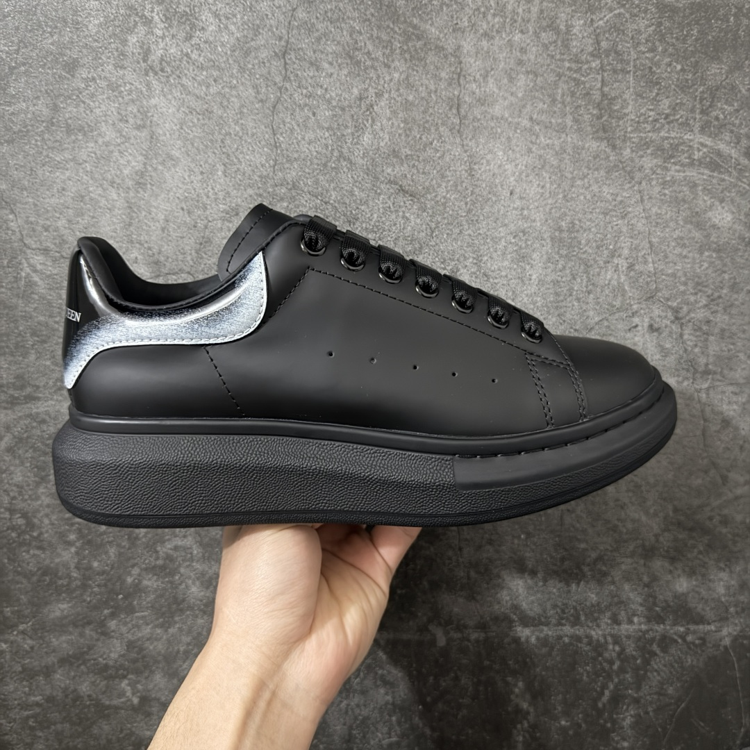 【HT纯原礼盒版】Alexander McQueen/亚历山大麦昆松糕鞋厚底增高小白鞋 黑面灰渐尾 全市场配色最齐(100+配色) 性价比最高 同价位品质无敌 进口丝绸亚光原版正品 水染羊皮内里 羊皮垫脚 回弹度到位 耐磨又舒适 鞋底厚4.5cm 全套原版包装 配件齐全 官方一致 凹凸定制正品原盒包装 右脚鞋舌嵌入防伪芯片装置 外盒鞋标官方二维码扫码+防伪芯片 尺码：40-45-选品中心