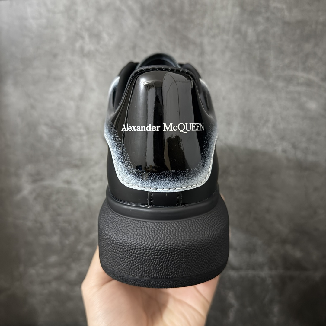 图片[4]-【HT纯原礼盒版】Alexander McQueen/亚历山大麦昆松糕鞋厚底增高小白鞋 黑面灰渐尾 全市场配色最齐(100+配色) 性价比最高 同价位品质无敌 进口丝绸亚光原版正品 水染羊皮内里 羊皮垫脚 回弹度到位 耐磨又舒适 鞋底厚4.5cm 全套原版包装 配件齐全 官方一致 凹凸定制正品原盒包装 右脚鞋舌嵌入防伪芯片装置 外盒鞋标官方二维码扫码+防伪芯片 尺码：40-45-选品中心