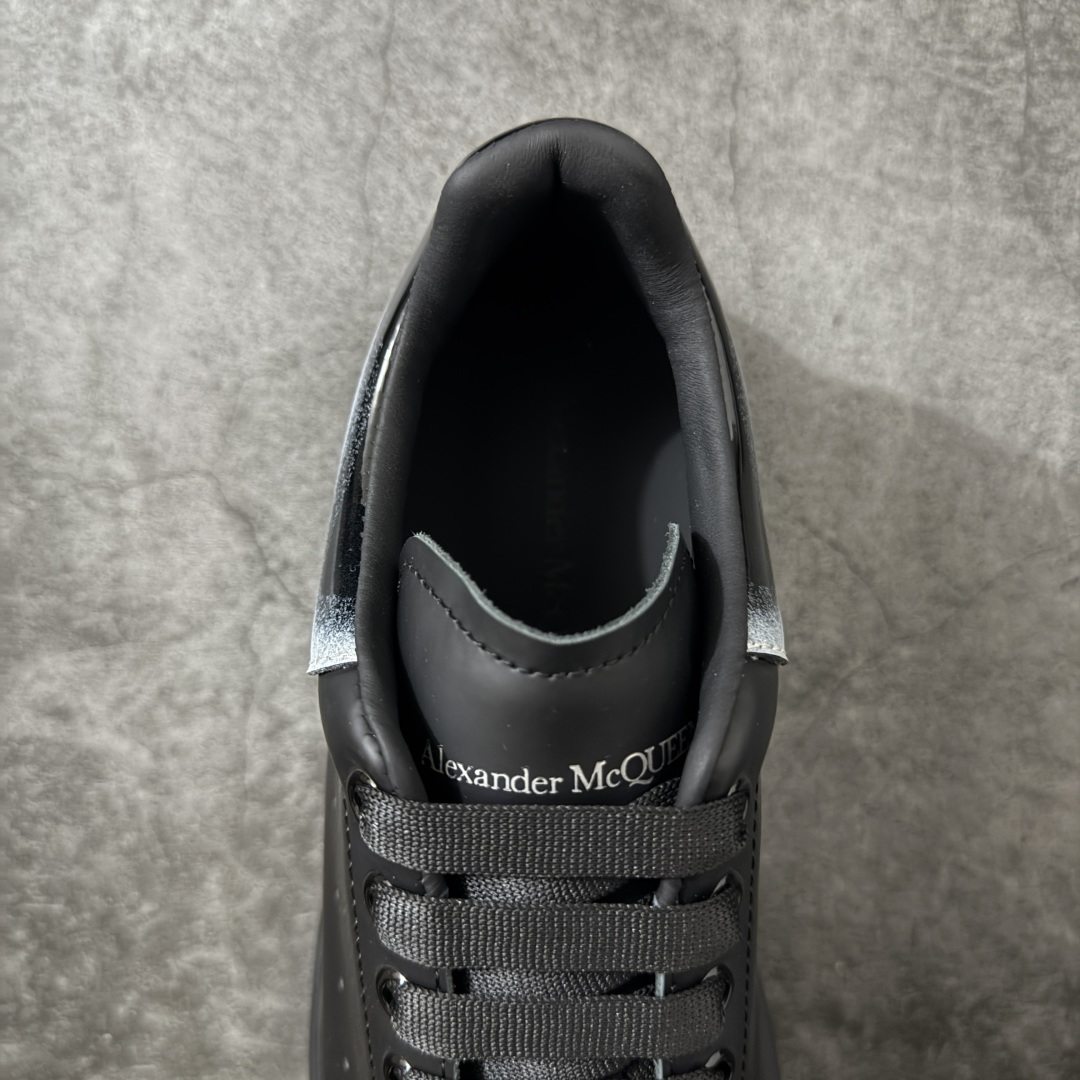 图片[8]-【HT纯原礼盒版】Alexander McQueen/亚历山大麦昆松糕鞋厚底增高小白鞋 黑面灰渐尾 全市场配色最齐(100+配色) 性价比最高 同价位品质无敌 进口丝绸亚光原版正品 水染羊皮内里 羊皮垫脚 回弹度到位 耐磨又舒适 鞋底厚4.5cm 全套原版包装 配件齐全 官方一致 凹凸定制正品原盒包装 右脚鞋舌嵌入防伪芯片装置 外盒鞋标官方二维码扫码+防伪芯片 尺码：40-45-选品中心