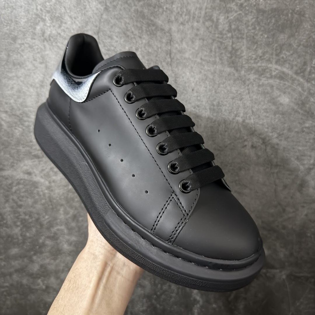 图片[3]-【HT纯原礼盒版】Alexander McQueen/亚历山大麦昆松糕鞋厚底增高小白鞋 黑面灰渐尾 全市场配色最齐(100+配色) 性价比最高 同价位品质无敌 进口丝绸亚光原版正品 水染羊皮内里 羊皮垫脚 回弹度到位 耐磨又舒适 鞋底厚4.5cm 全套原版包装 配件齐全 官方一致 凹凸定制正品原盒包装 右脚鞋舌嵌入防伪芯片装置 外盒鞋标官方二维码扫码+防伪芯片 尺码：40-45-选品中心