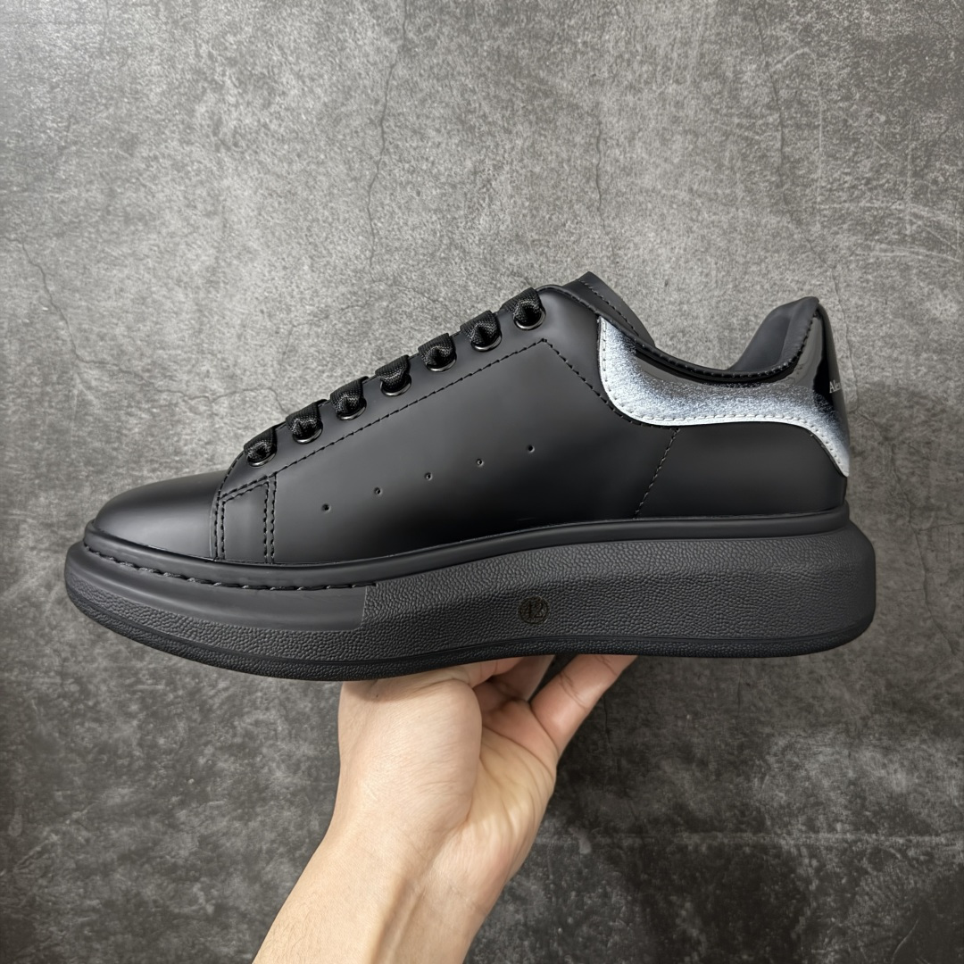 图片[2]-【HT纯原礼盒版】Alexander McQueen/亚历山大麦昆松糕鞋厚底增高小白鞋 黑面灰渐尾 全市场配色最齐(100+配色) 性价比最高 同价位品质无敌 进口丝绸亚光原版正品 水染羊皮内里 羊皮垫脚 回弹度到位 耐磨又舒适 鞋底厚4.5cm 全套原版包装 配件齐全 官方一致 凹凸定制正品原盒包装 右脚鞋舌嵌入防伪芯片装置 外盒鞋标官方二维码扫码+防伪芯片 尺码：40-45-选品中心