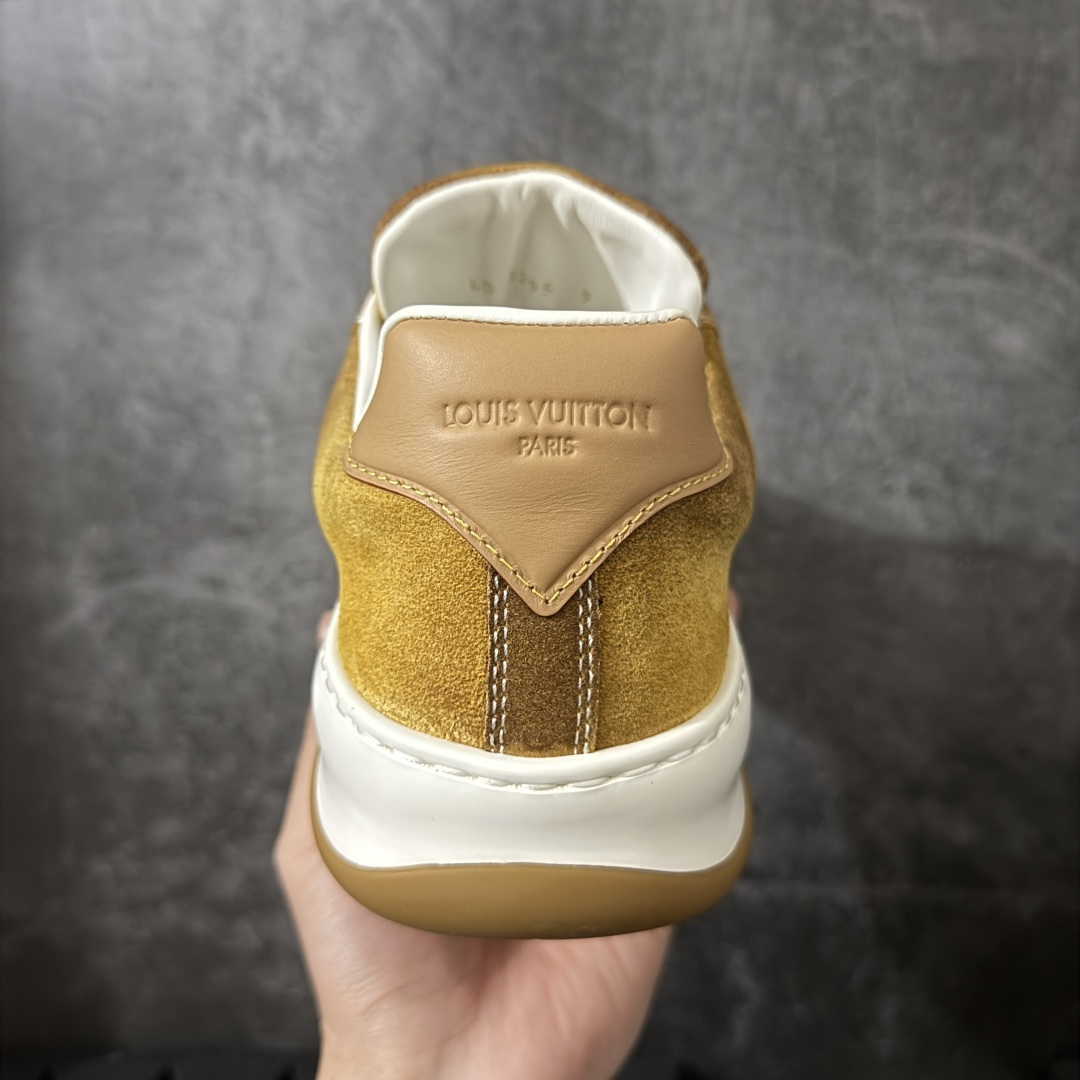 图片[4]-【专柜版/海淘代购】 LV 路易威登LOUIS VUITTON Tilted Low Sneakers 倾斜系列低帮复古休闲运动文化百搭板鞋 2026早春款板鞋 饼干鞋 市场最顶天花板 礼盒包装 正确细节 原鞋原材料1：1打造 完美版型做工 欢迎对比市场任何品质的货品 广东原产 升级原楦型开发纸版 包装说明书防尘布袋物件(附送官方快递加固牛皮纸外盒!!)#采用Monogram 丹宁布鞋面材质#鞋垫嵌入软脚感EVA物料#后跟耐弯折滴塑支撑片#全新开发TPR光泽组合隔色鞋底❗ 尺码：39 40 41 42 43 44 45-选品中心