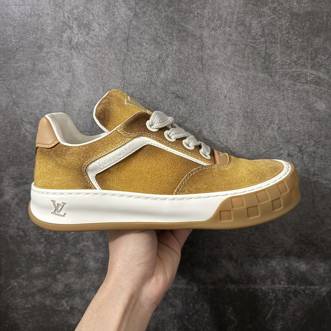 【专柜版/海淘代购】 LV 路易威登LOUIS VUITTON Tilted Low Sneakers 倾斜系列低帮复古休闲运动文化百搭板鞋 2026早春款板鞋 饼干鞋 市场最顶天花板 礼盒包装 正确细节 原鞋原材料1:1打造 完美版型做工 欢迎对比市场任何品质的货品 广东原产 升级原楦型开发纸版 包装说明书防尘布袋物件(附送官方快递加固牛皮纸外盒!!)#采用Monogram 丹宁布鞋面材质#鞋垫嵌入软脚感EVA物料#后跟耐弯折滴塑支撑片#全新开发TPR光泽组合隔色鞋底❗ 尺码:39 40 41 42 43 44 45-选品中心