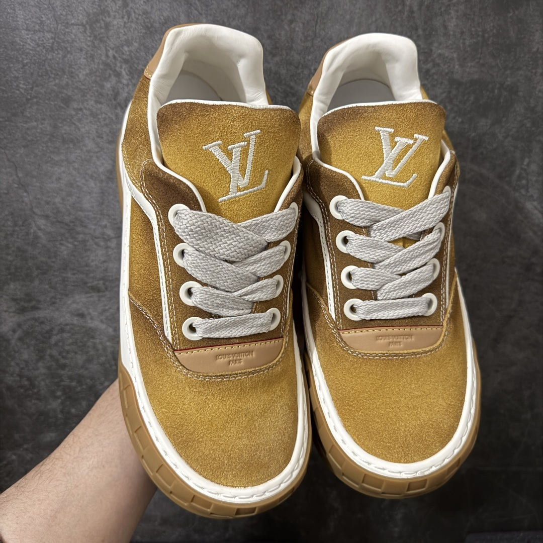 图片[2]-【专柜版/海淘代购】 LV 路易威登LOUIS VUITTON Tilted Low Sneakers 倾斜系列低帮复古休闲运动文化百搭板鞋 2026早春款板鞋 饼干鞋 市场最顶天花板 礼盒包装 正确细节 原鞋原材料1：1打造 完美版型做工 欢迎对比市场任何品质的货品 广东原产 升级原楦型开发纸版 包装说明书防尘布袋物件(附送官方快递加固牛皮纸外盒!!)#采用Monogram 丹宁布鞋面材质#鞋垫嵌入软脚感EVA物料#后跟耐弯折滴塑支撑片#全新开发TPR光泽组合隔色鞋底❗ 尺码：39 40 41 42 43 44 45-选品中心