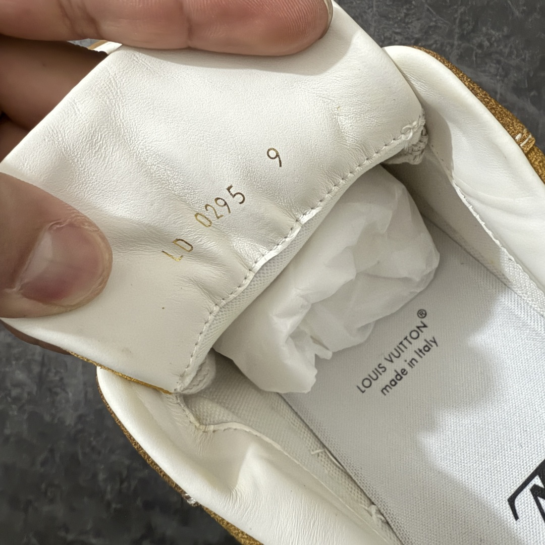 图片[8]-【专柜版/海淘代购】 LV 路易威登LOUIS VUITTON Tilted Low Sneakers 倾斜系列低帮复古休闲运动文化百搭板鞋 2026早春款板鞋 饼干鞋 市场最顶天花板 礼盒包装 正确细节 原鞋原材料1：1打造 完美版型做工 欢迎对比市场任何品质的货品 广东原产 升级原楦型开发纸版 包装说明书防尘布袋物件(附送官方快递加固牛皮纸外盒!!)#采用Monogram 丹宁布鞋面材质#鞋垫嵌入软脚感EVA物料#后跟耐弯折滴塑支撑片#全新开发TPR光泽组合隔色鞋底❗ 尺码：39 40 41 42 43 44 45-选品中心