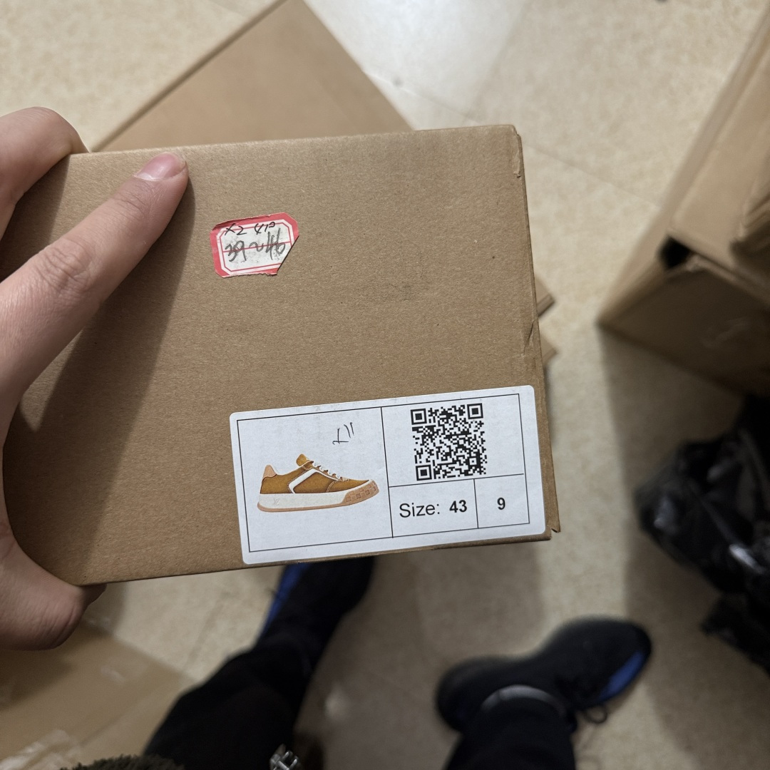 图片[11]-【专柜版/海淘代购】 LV 路易威登LOUIS VUITTON Tilted Low Sneakers 倾斜系列低帮复古休闲运动文化百搭板鞋 2026早春款板鞋 饼干鞋 市场最顶天花板 礼盒包装 正确细节 原鞋原材料1：1打造 完美版型做工 欢迎对比市场任何品质的货品 广东原产 升级原楦型开发纸版 包装说明书防尘布袋物件(附送官方快递加固牛皮纸外盒!!)#采用Monogram 丹宁布鞋面材质#鞋垫嵌入软脚感EVA物料#后跟耐弯折滴塑支撑片#全新开发TPR光泽组合隔色鞋底❗ 尺码：39 40 41 42 43 44 45-选品中心