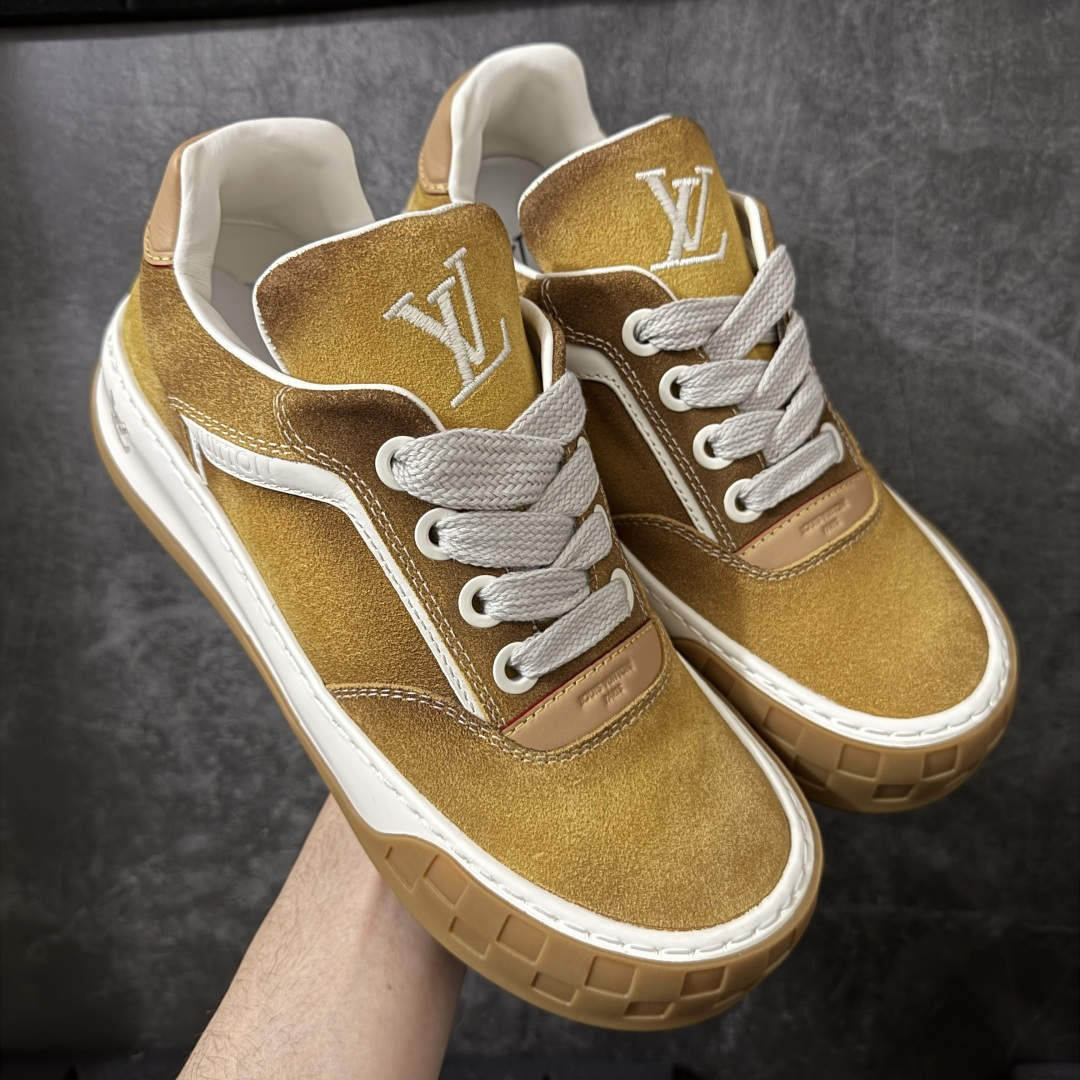 【专柜版/海淘代购】 LV 路易威登LOUIS VUITTON Tilted Low Sneakers 倾斜系列低帮复古休闲运动文化百搭板鞋 2026早春款板鞋 饼干鞋 市场最顶天花板 礼盒包装 正确细节 原鞋原材料1:1打造 完美版型做工 欢迎对比市场任何品质的货品 广东原产 升级原楦型开发纸版 包装说明书防尘布袋物件(附送官方快递加固牛皮纸外盒!!)#采用Monogram 丹宁布鞋面材质#鞋垫嵌入软脚感EVA物料#后跟耐弯折滴塑支撑片#全新开发TPR光泽组合隔色鞋底❗ 尺码:39 40 41 42 43 44 45-选品中心