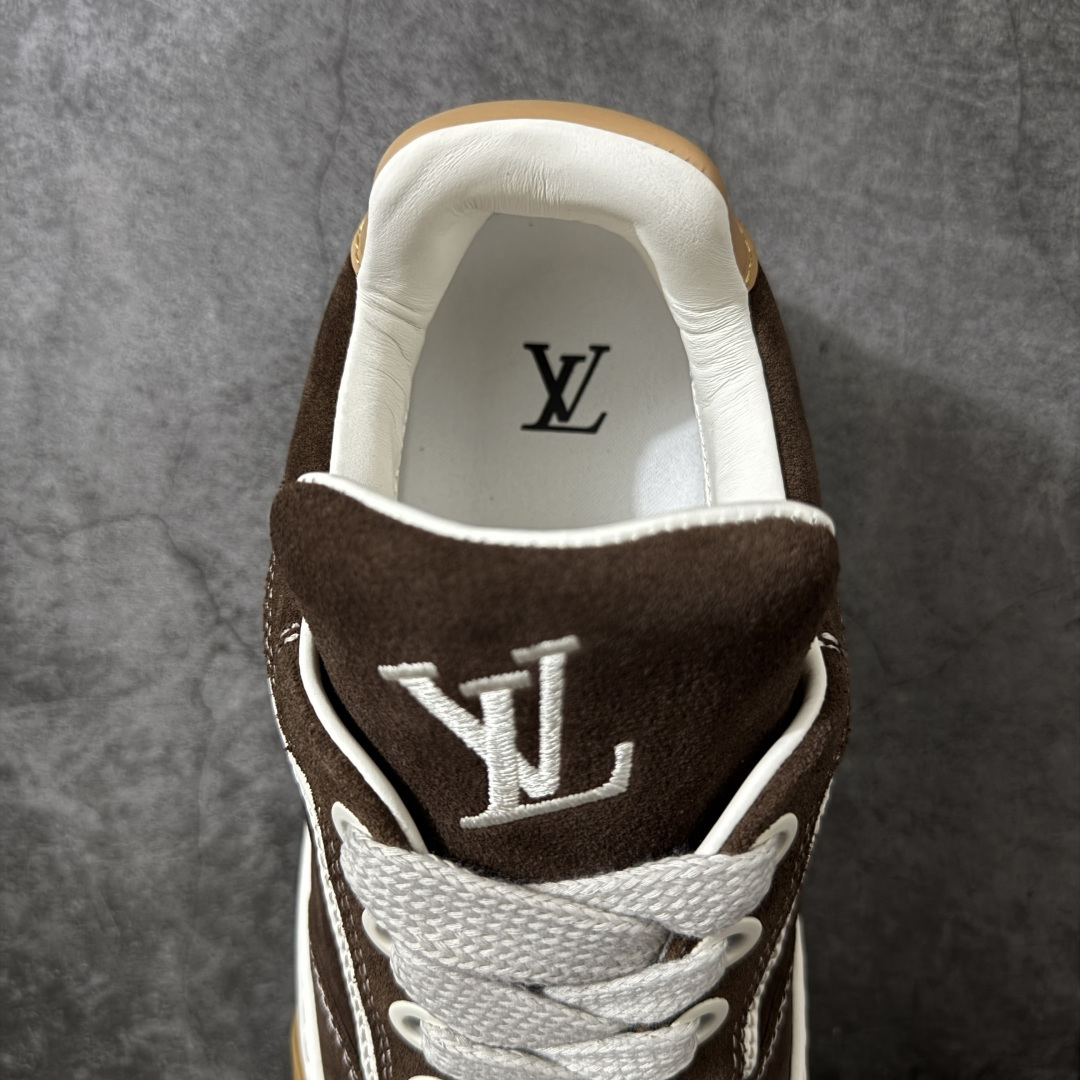 图片[8]-【专柜版/海淘代购】 LV 路易威登LOUIS VUITTON Tilted Low Sneakers 倾斜系列低帮复古休闲运动文化百搭板鞋 2026早春款板鞋 饼干鞋 市场最顶天花板 礼盒包装 正确细节 原鞋原材料1：1打造 完美版型做工 欢迎对比市场任何品质的货品 广东原产 升级原楦型开发纸版 包装说明书防尘布袋物件(附送官方快递加固牛皮纸外盒!!)#采用Monogram 丹宁布鞋面材质#鞋垫嵌入软脚感EVA物料#后跟耐弯折滴塑支撑片#全新开发TPR光泽组合隔色鞋底❗ 尺码：39 40 41 42 43 44 45 46-选品中心