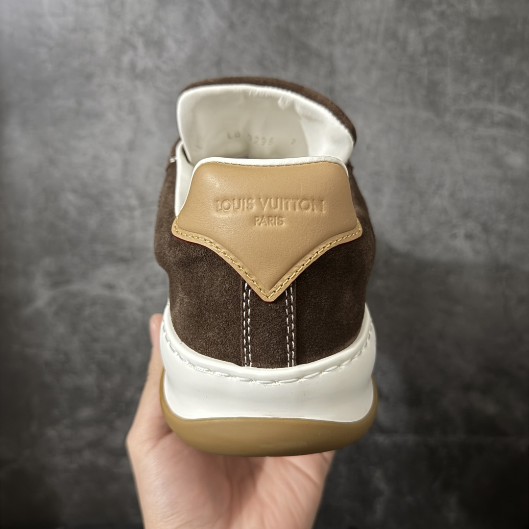 图片[4]-【专柜版/海淘代购】 LV 路易威登LOUIS VUITTON Tilted Low Sneakers 倾斜系列低帮复古休闲运动文化百搭板鞋 2026早春款板鞋 饼干鞋 市场最顶天花板 礼盒包装 正确细节 原鞋原材料1：1打造 完美版型做工 欢迎对比市场任何品质的货品 广东原产 升级原楦型开发纸版 包装说明书防尘布袋物件(附送官方快递加固牛皮纸外盒!!)#采用Monogram 丹宁布鞋面材质#鞋垫嵌入软脚感EVA物料#后跟耐弯折滴塑支撑片#全新开发TPR光泽组合隔色鞋底❗ 尺码：39 40 41 42 43 44 45 46-选品中心