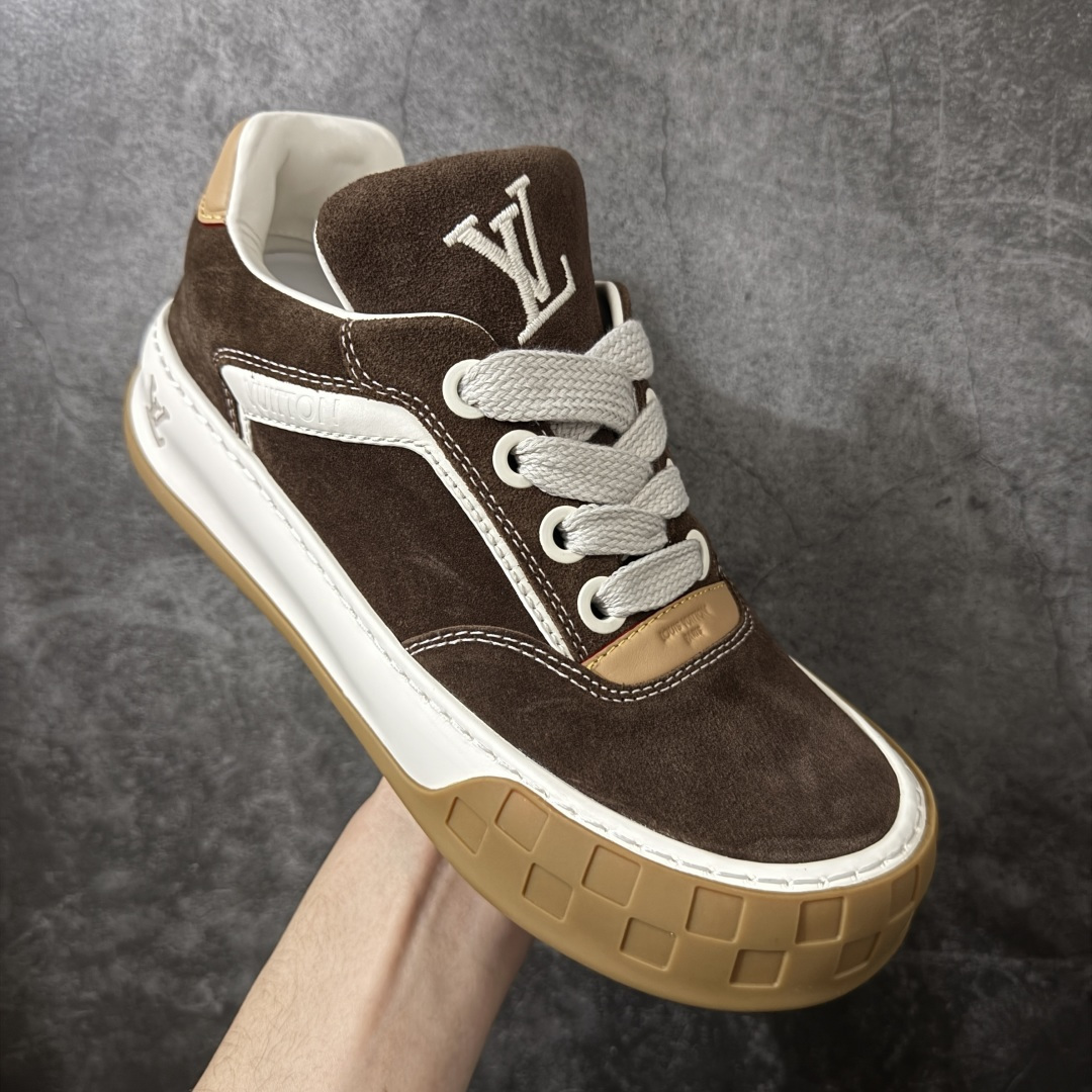 图片[3]-【专柜版/海淘代购】 LV 路易威登LOUIS VUITTON Tilted Low Sneakers 倾斜系列低帮复古休闲运动文化百搭板鞋 2026早春款板鞋 饼干鞋 市场最顶天花板 礼盒包装 正确细节 原鞋原材料1：1打造 完美版型做工 欢迎对比市场任何品质的货品 广东原产 升级原楦型开发纸版 包装说明书防尘布袋物件(附送官方快递加固牛皮纸外盒!!)#采用Monogram 丹宁布鞋面材质#鞋垫嵌入软脚感EVA物料#后跟耐弯折滴塑支撑片#全新开发TPR光泽组合隔色鞋底❗ 尺码：39 40 41 42 43 44 45 46-选品中心