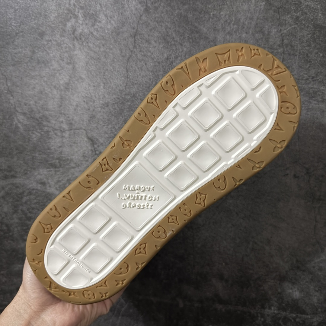 图片[9]-【专柜版/海淘代购】 LV 路易威登LOUIS VUITTON Tilted Low Sneakers 倾斜系列低帮复古休闲运动文化百搭板鞋 2026早春款板鞋 饼干鞋 市场最顶天花板 礼盒包装 正确细节 原鞋原材料1：1打造 完美版型做工 欢迎对比市场任何品质的货品 广东原产 升级原楦型开发纸版 包装说明书防尘布袋物件(附送官方快递加固牛皮纸外盒!!)#采用Monogram 丹宁布鞋面材质#鞋垫嵌入软脚感EVA物料#后跟耐弯折滴塑支撑片#全新开发TPR光泽组合隔色鞋底❗ 尺码：39 40 41 42 43 44 45 46-选品中心